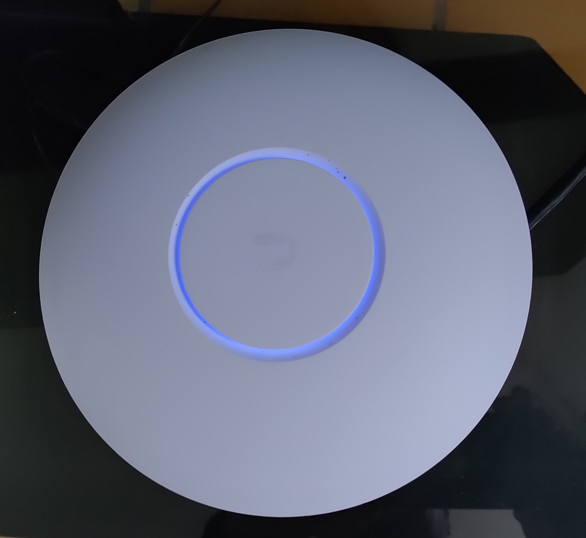 Point d'accès Wifi en fonctionnement, un seul câble pour les données et l'énergie, de la gamme Unifi de Unbikiti, toute une gamme à déployer soi-même dont le logiciel de supervision inclus, pas de redevance périodique, d'un coût abordable pour ce niveau de qualité.