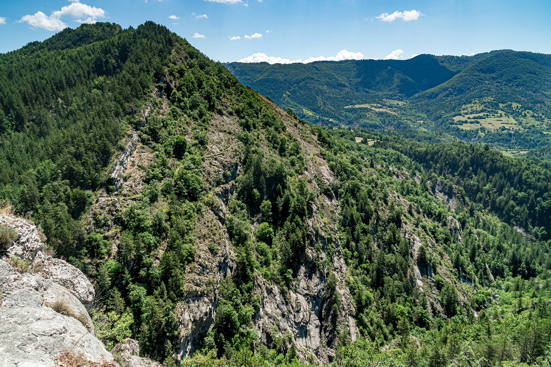 La Roche des Brigands , sentier en adret  au-dessus de l'ancien canal d'arrosage