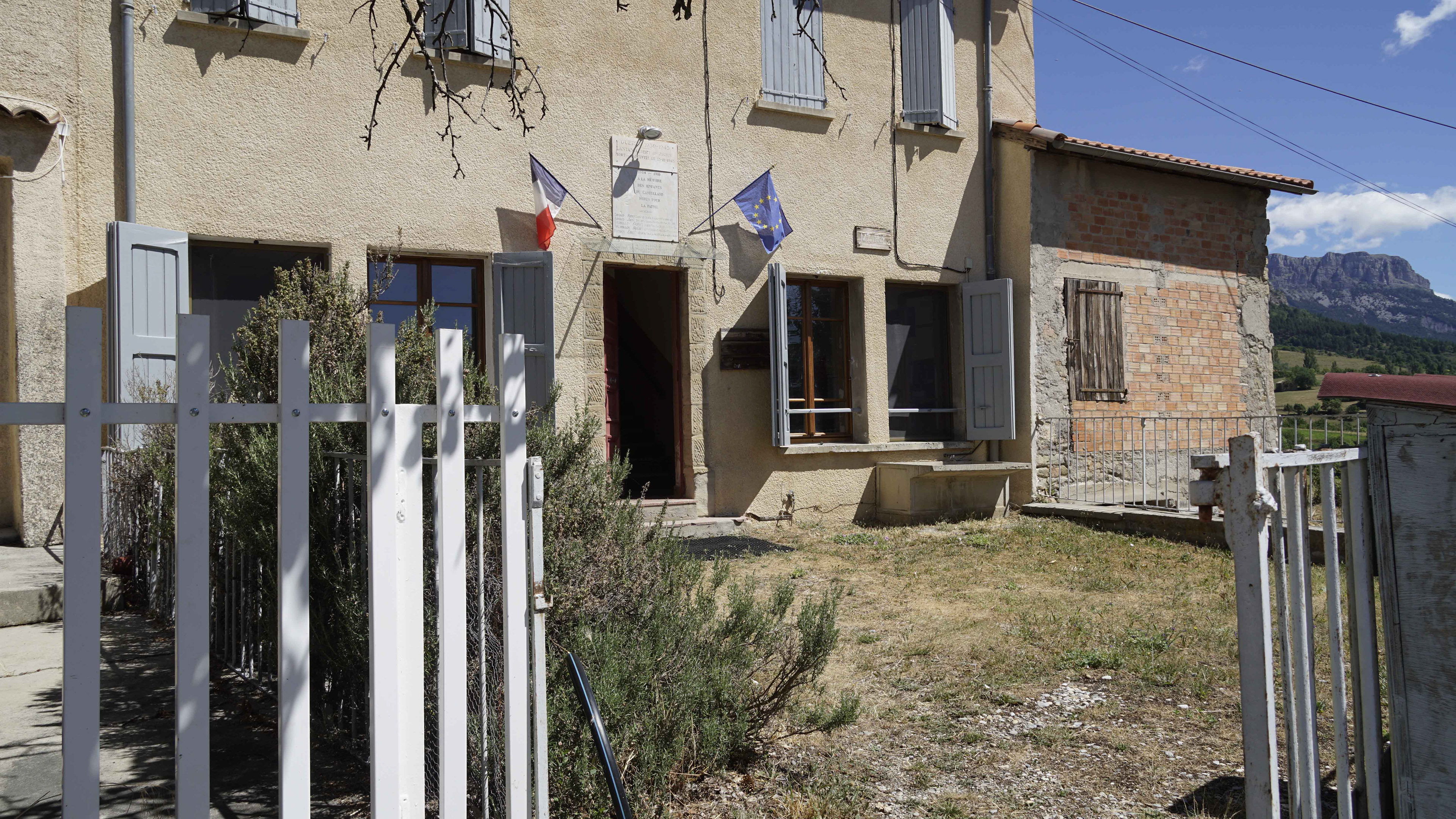 Cour d'accès à la Mairie et au Point d'eau