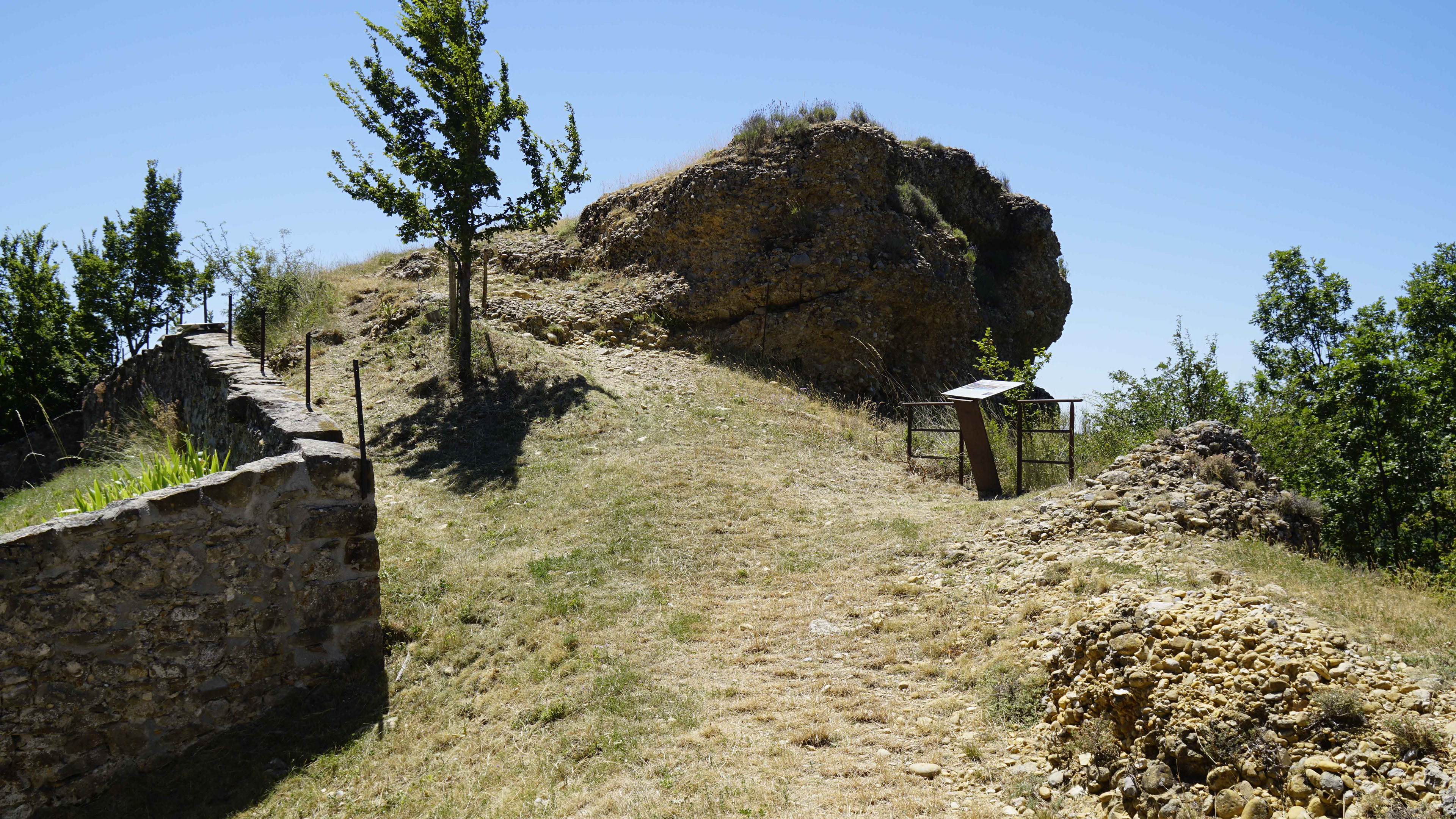 Point de vue au Castellard, niveau église et ancien cimetière