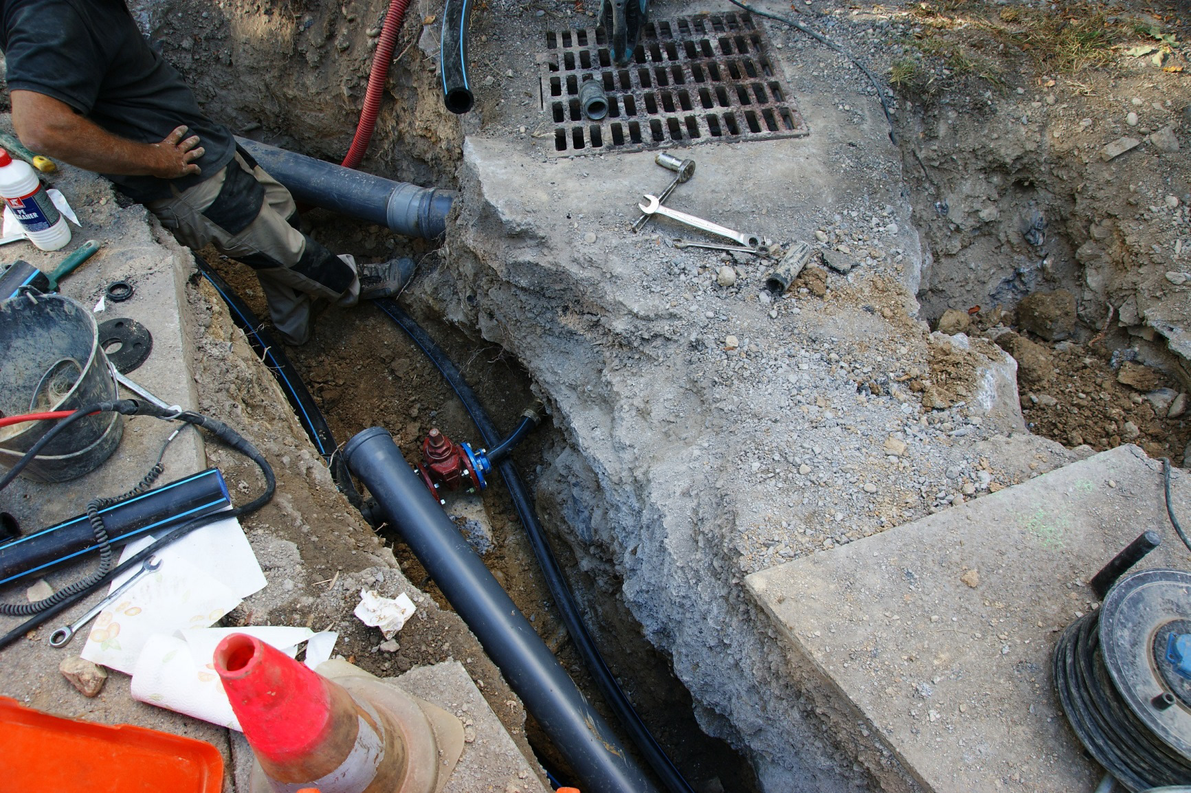 Pose vanne, bouche à clé du branchement pour la Grande Maison, les eaux pluviales sont dirigées vers la traversée de route et pose canalisation en attente pour les eaux usées du bâtiment communal en amont (2 appartements)