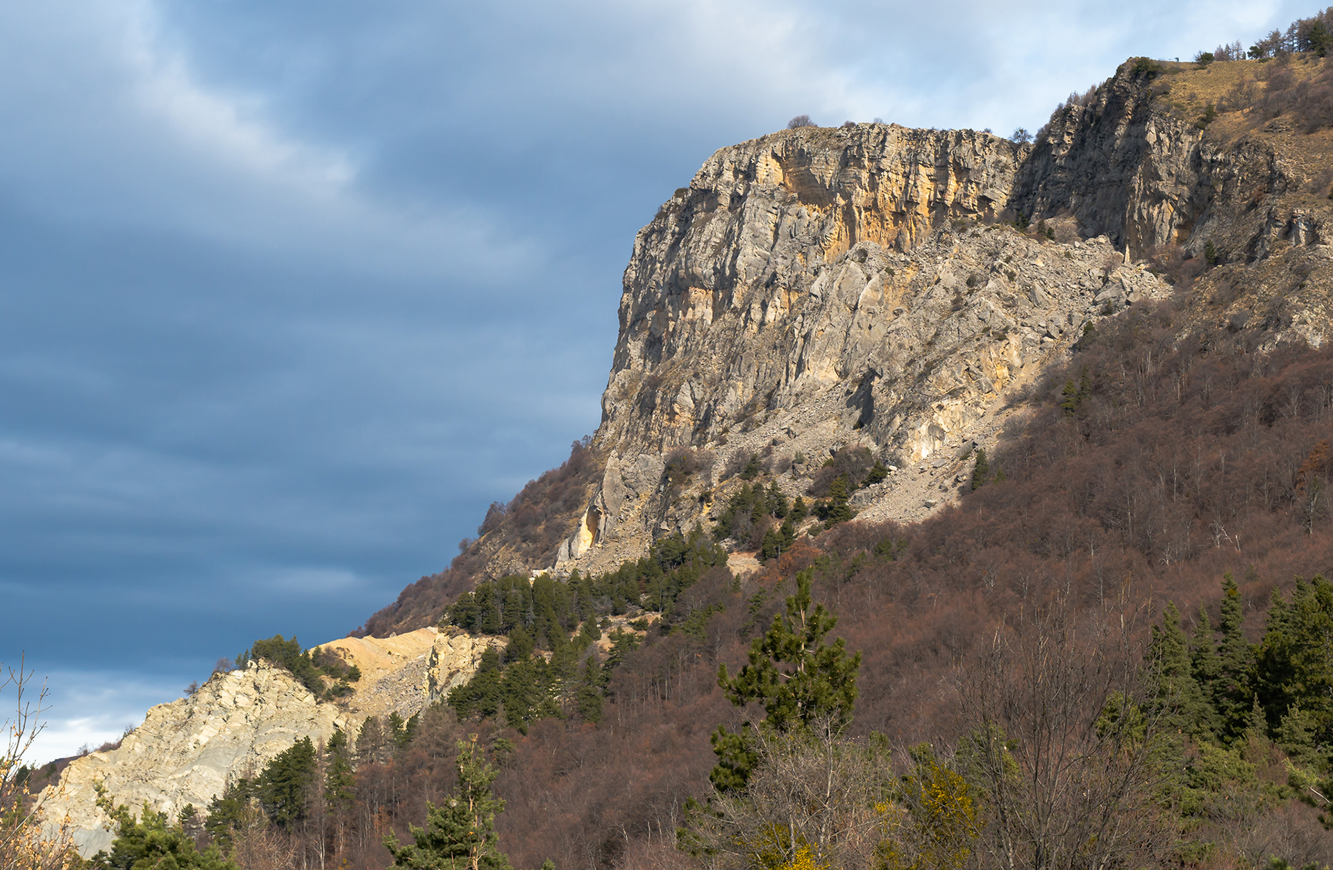 Chevauchement supérieur entre le bloc de Cluchette et les fonds rive gauche du Vançon rebroussés à la verticale