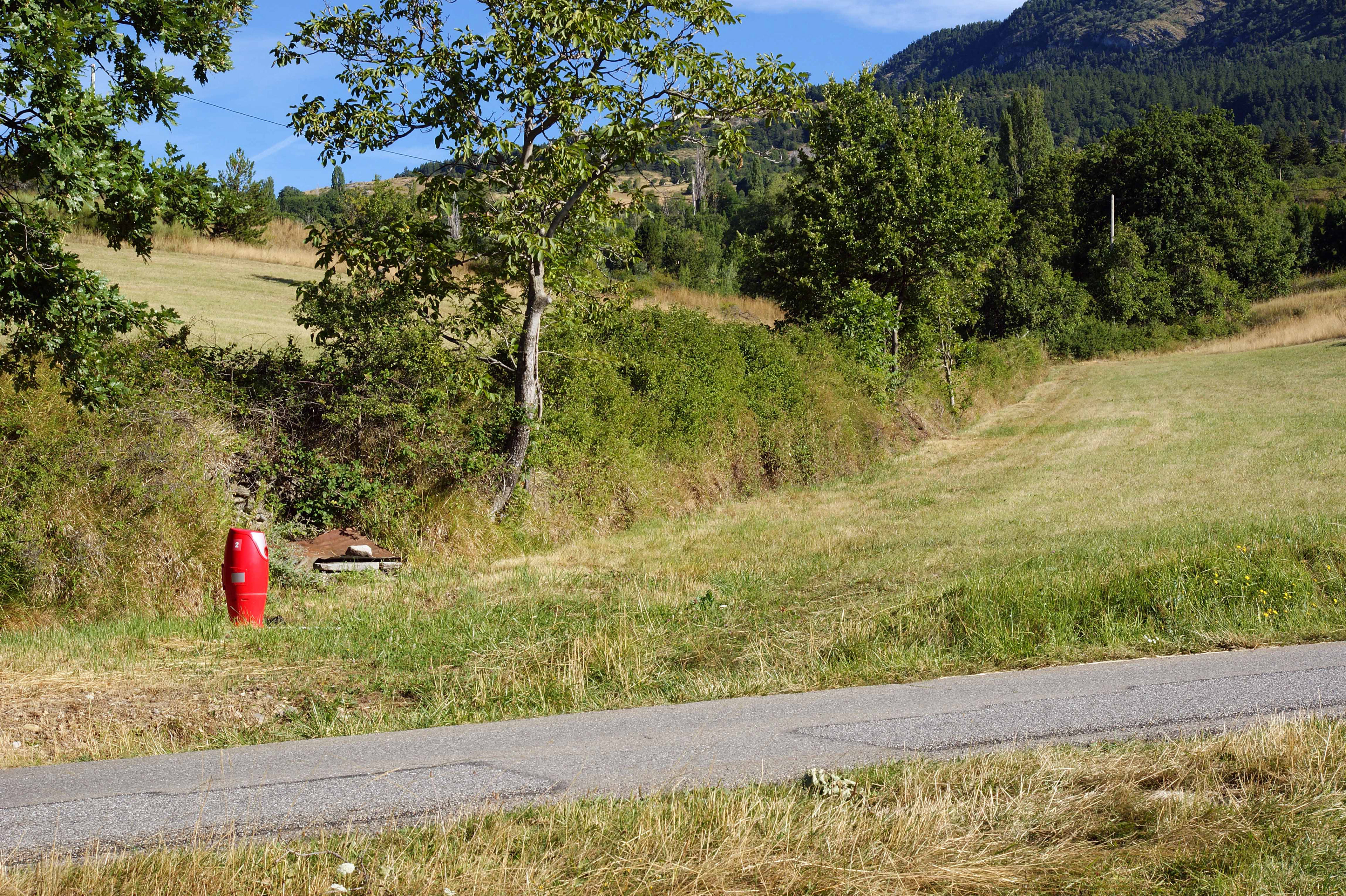 Borne incendie et caniveau en accotement du chemin rural