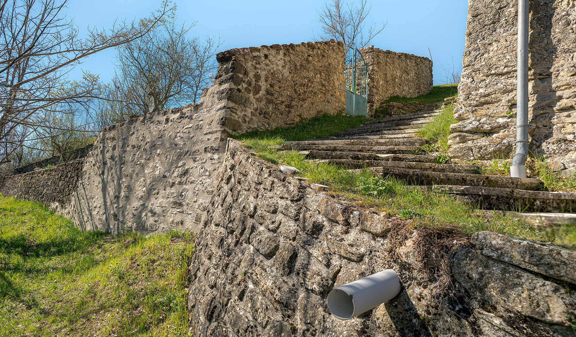 Consolidation du pan de mur du cimetière