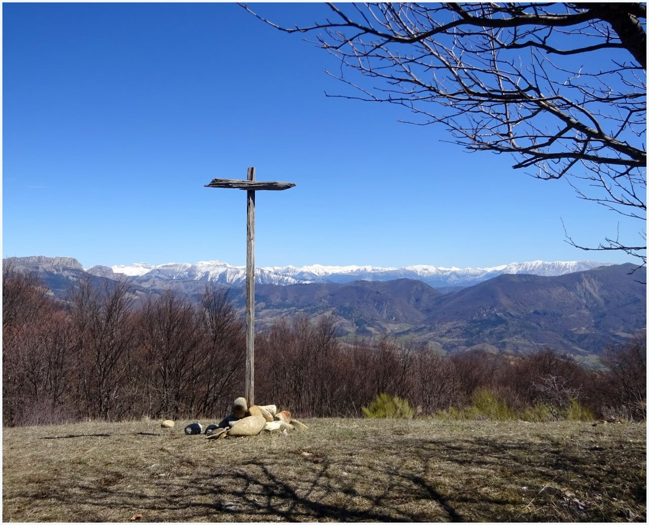 Le sommet de Vaumuse à 1435 m et sa jolie vue sur les montagnes enneigées