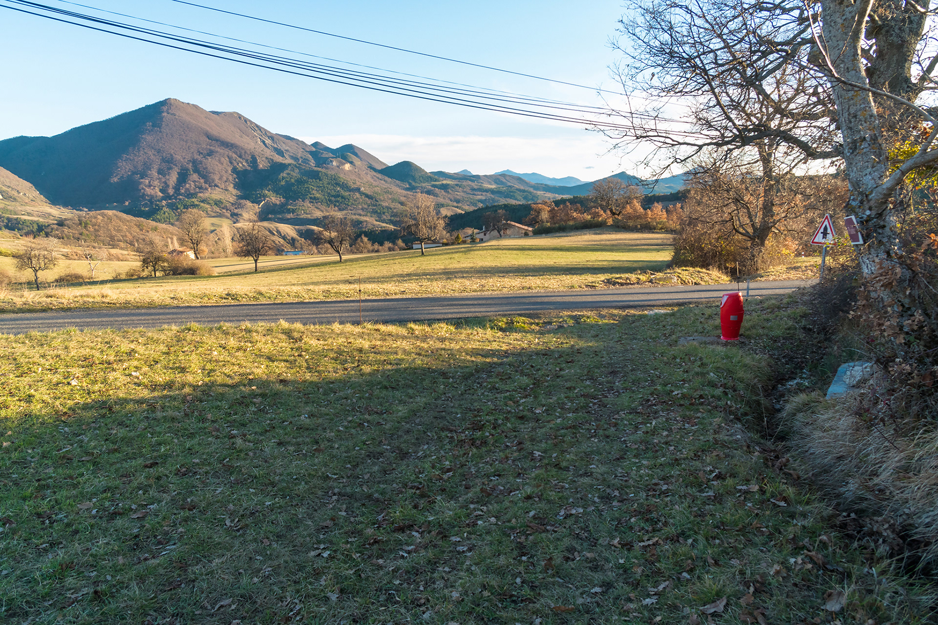 En Traversée de route et moins profond qu'aujourd'hui, l'eau rejoignait le ruisseau d'arrosage de la Calade et des parcelles devant la bâtisse de Fontbarlière