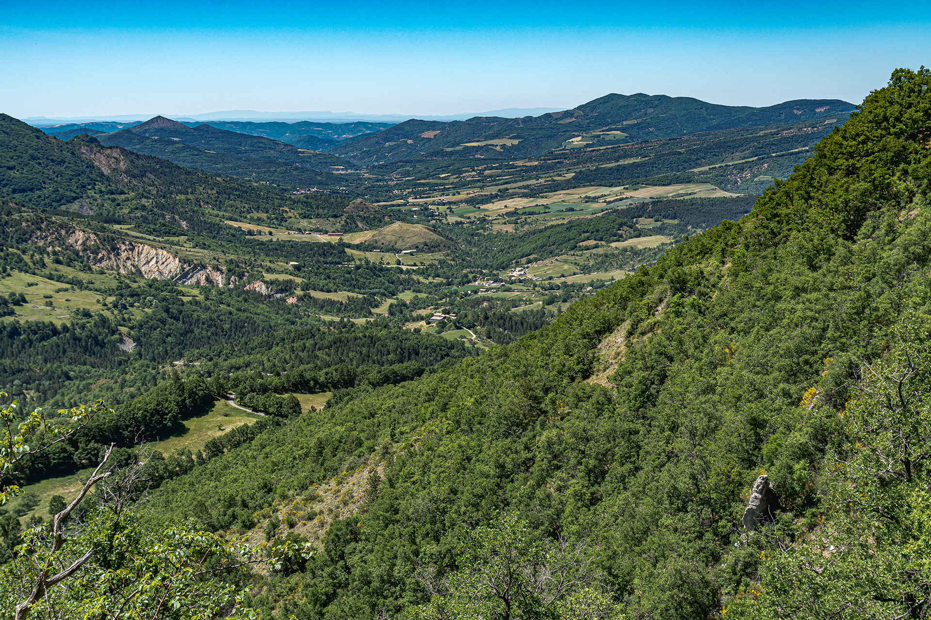 La commune des Hautes Duyes en avant-plan et la vallée des Duyes
