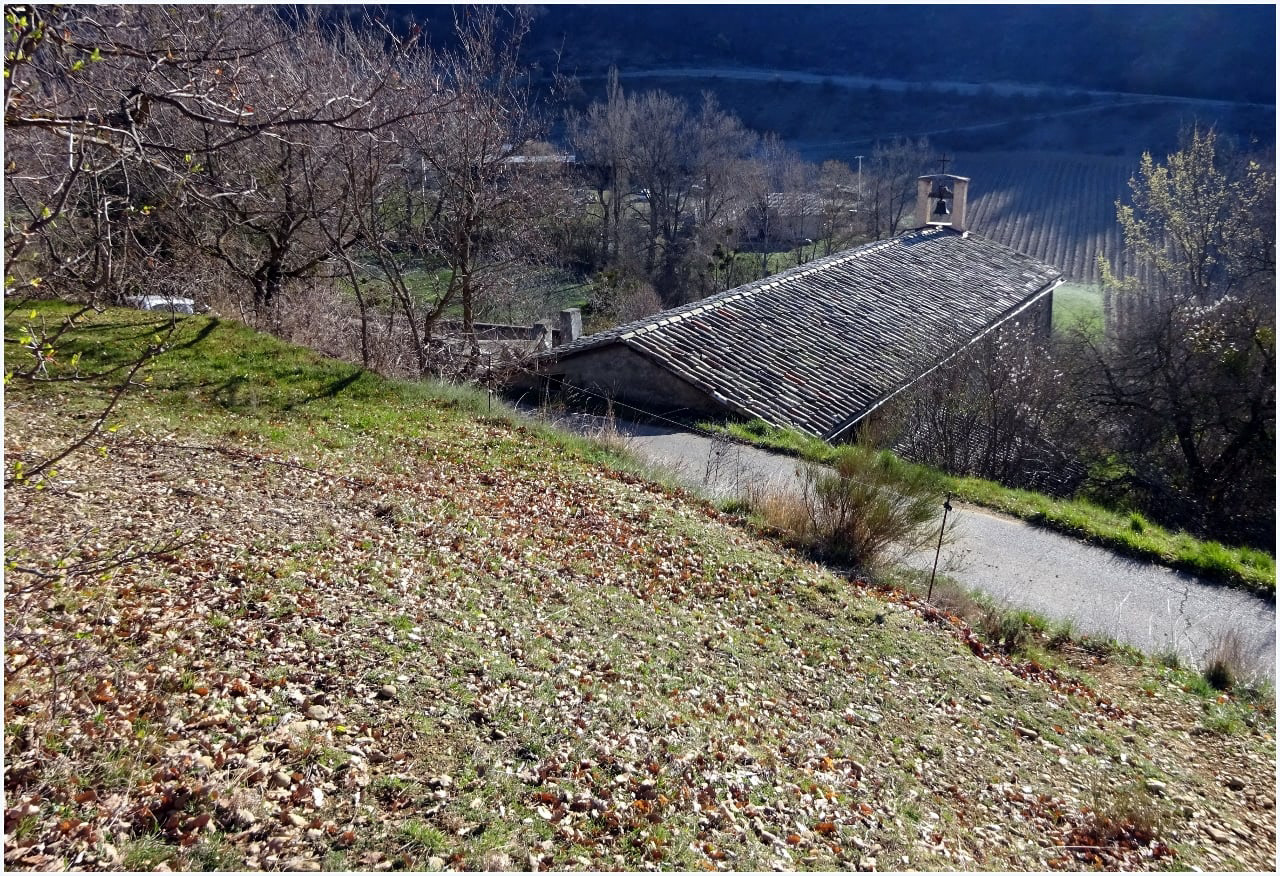 Départ du petit parking prés du cimetière à coté de l'église de Vaunaves (04) prés de Thoard