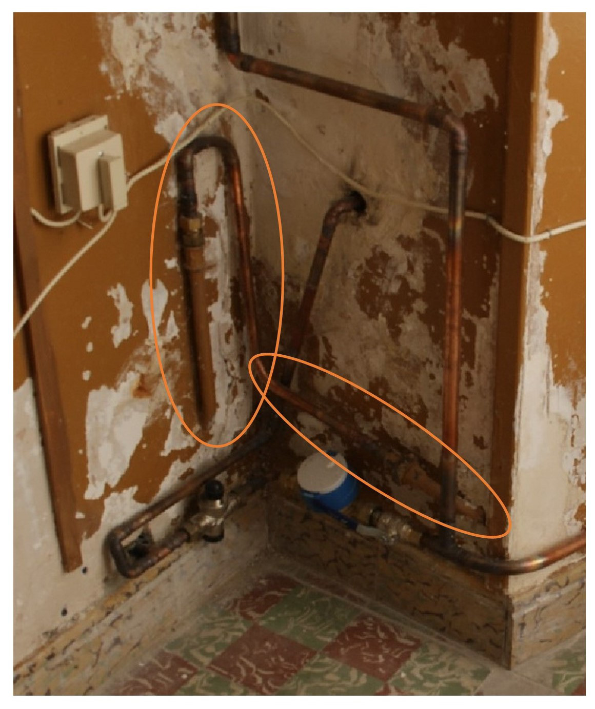 Partie de canalisation d'une eau privée dans le local de la mairie