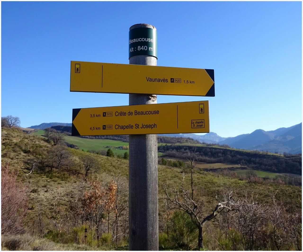 Itineraire balisé, maintenant on contourne le Château de Beaucouse. On évite ainsi les chiens de la propriété
