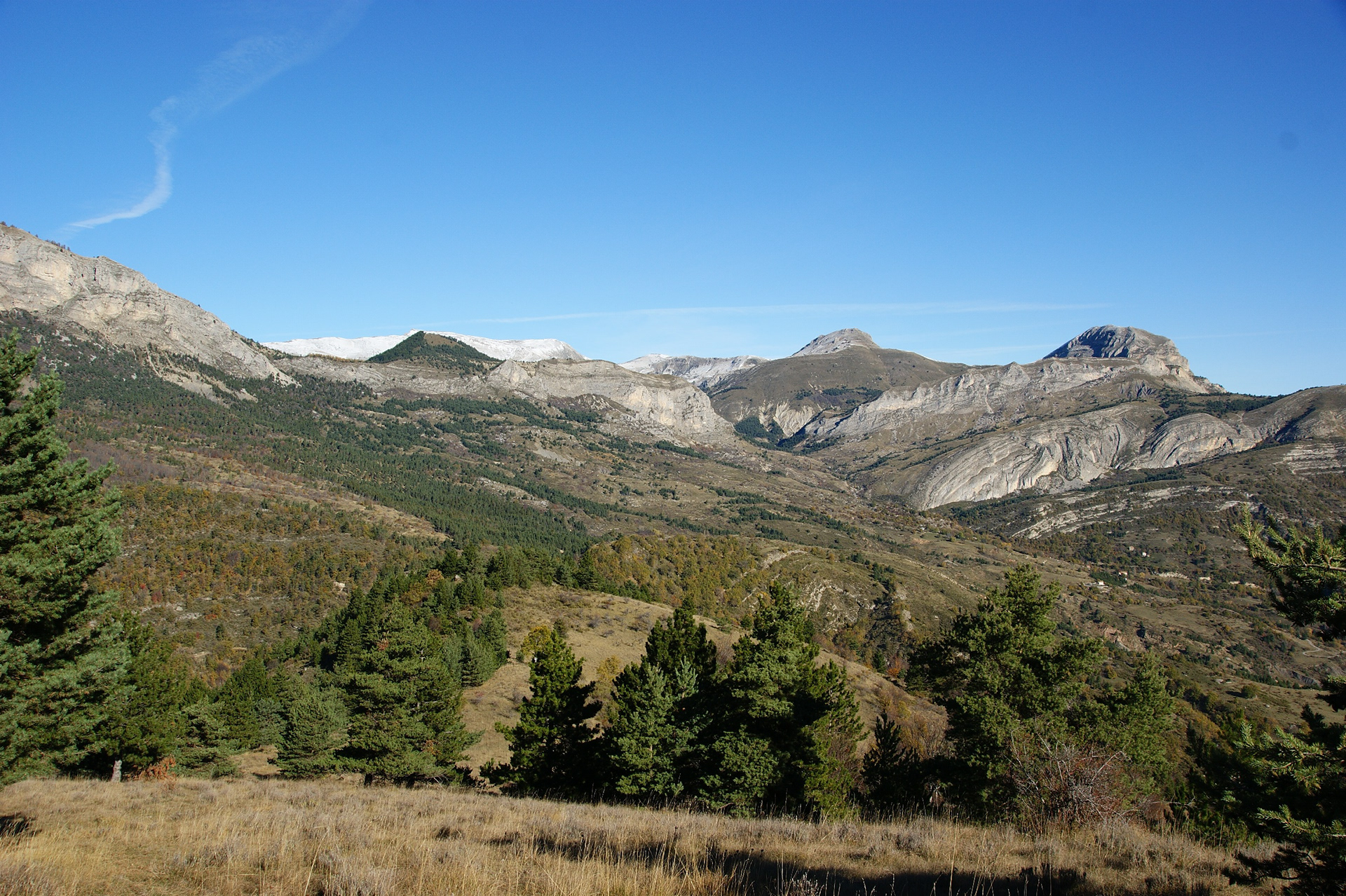 A l'extrémité de la barre de Géruen, le pic d'Aiguille et les deux cloches de Barles 