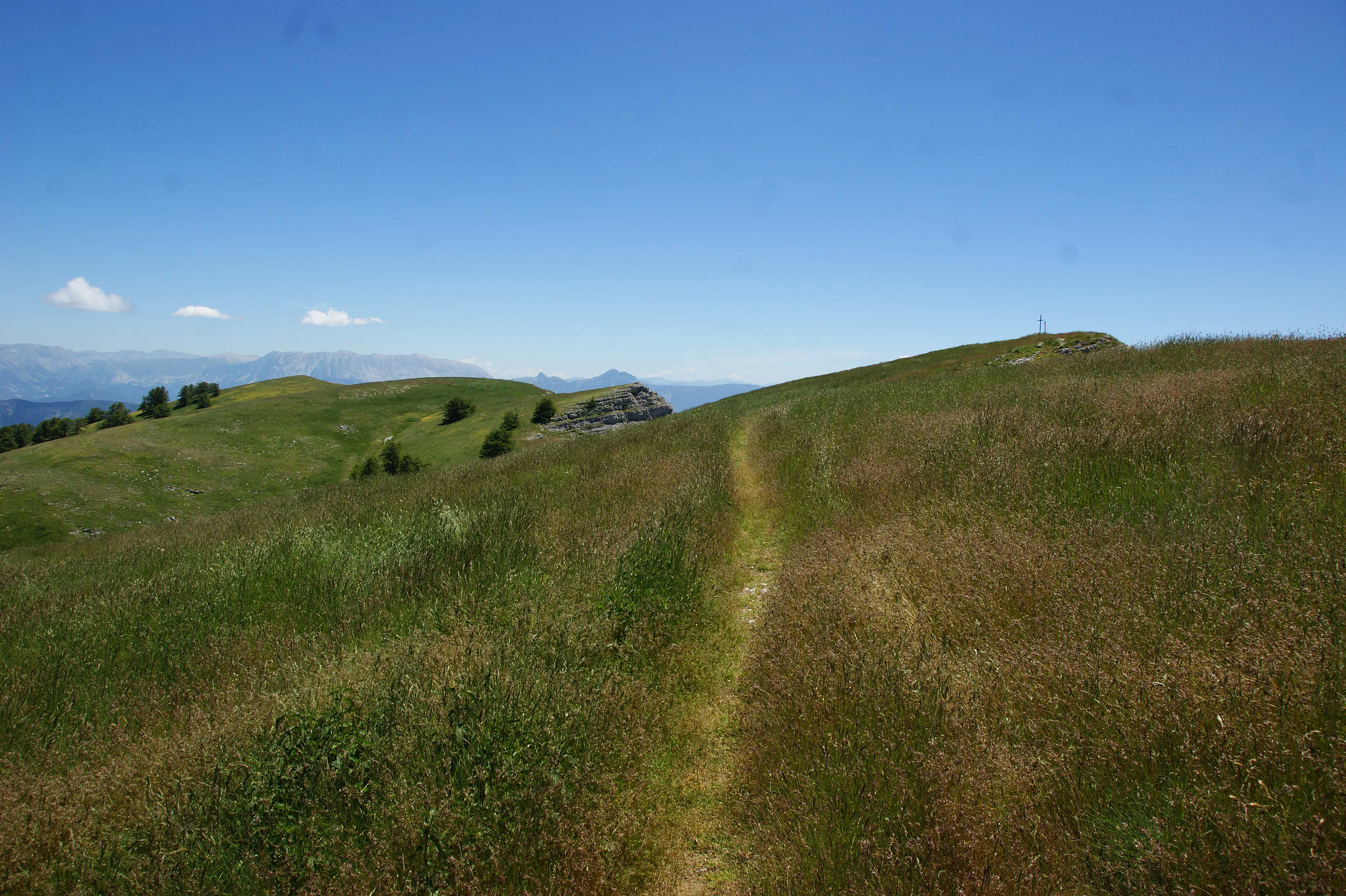 Sentier qui longe la crête de Géruen, accès depuis le col de Fontbelle