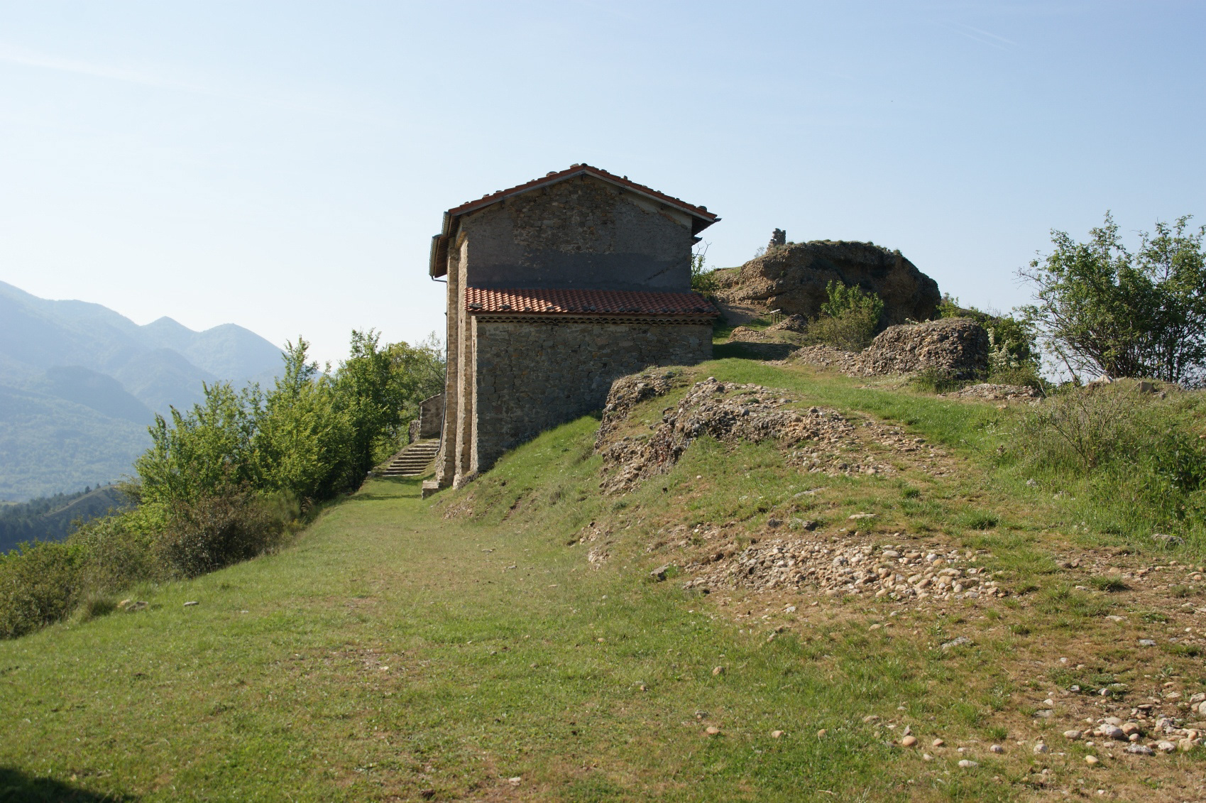 Cheminement d'accès à l'église du Castellard