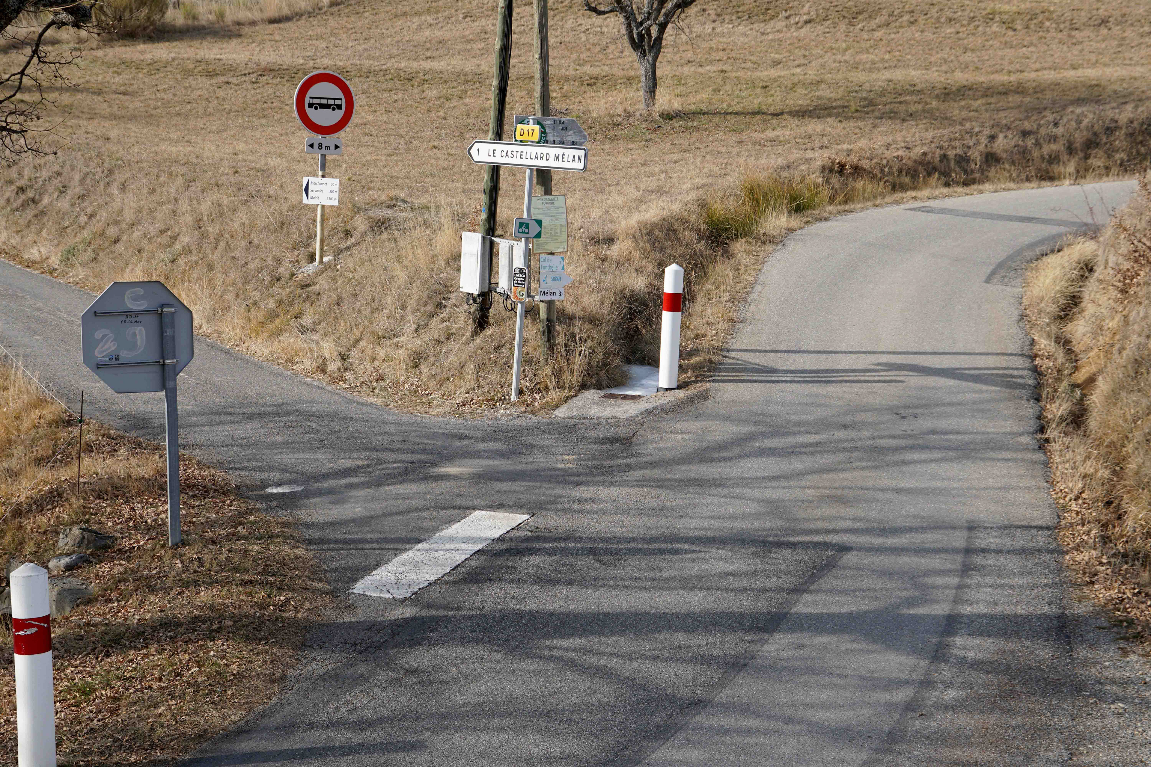 RD17 vers Le Castellard et RD3 vers Mélan