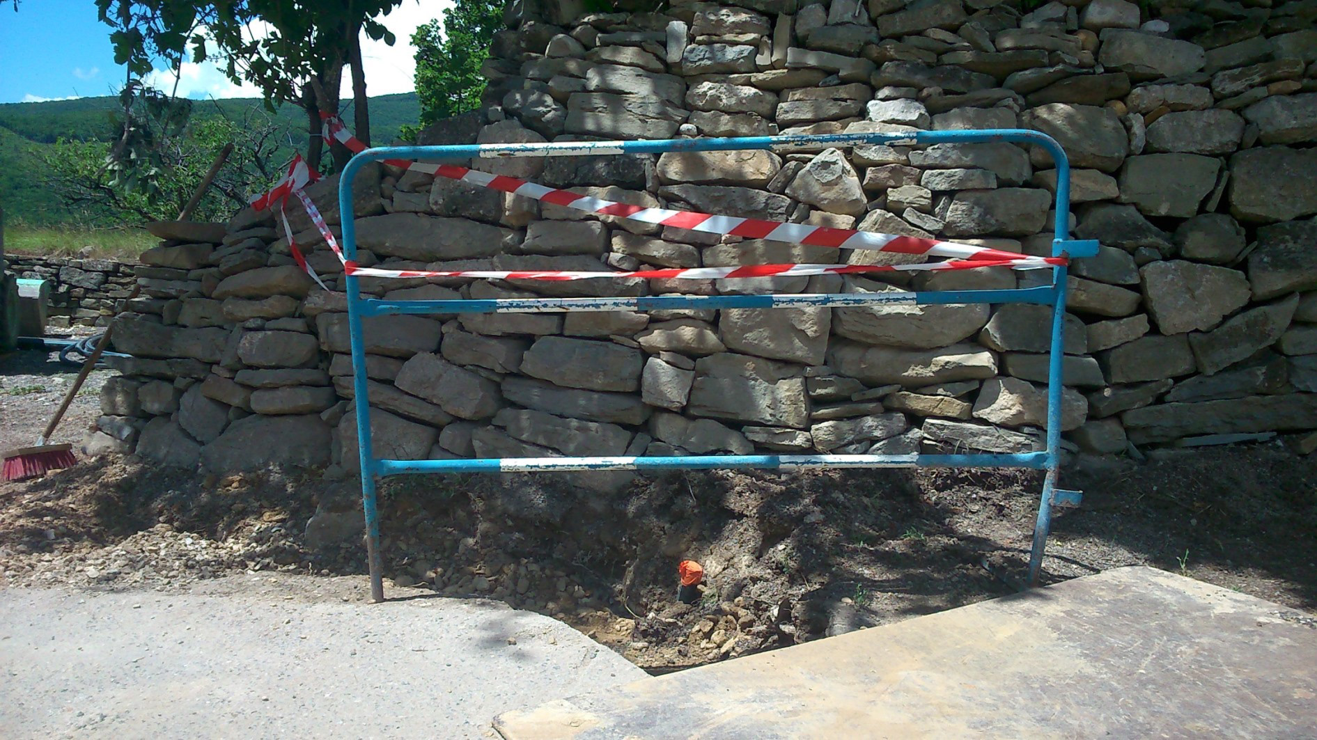 Pose d'une canalisation 50 mm en attente jusqu'au regard pour l'eau de source dédiée au hameau du Castellard. En attente de remplacement et redimensionnement de la canalisation métallique qui date des années 50
