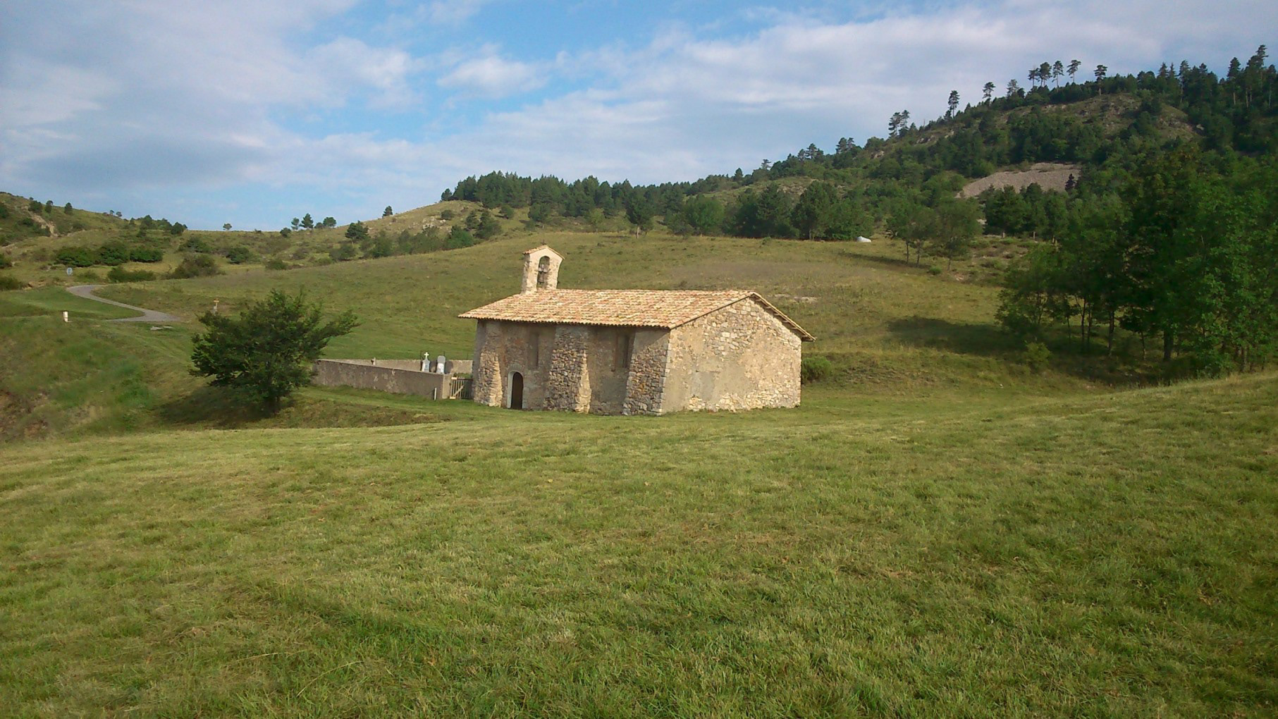Eglise de Mélan dans un espace naturel ouvert au public