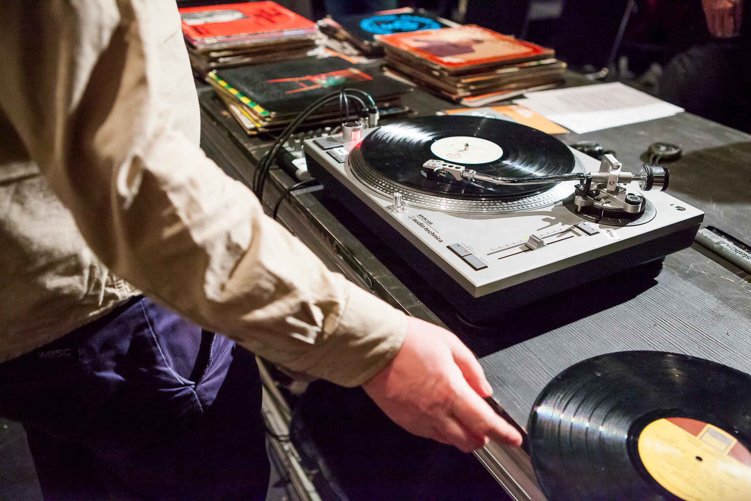 Le DJ qui donnait trop d'informations, Collectif PME-ART, Mois Multi © Marion Gotti
