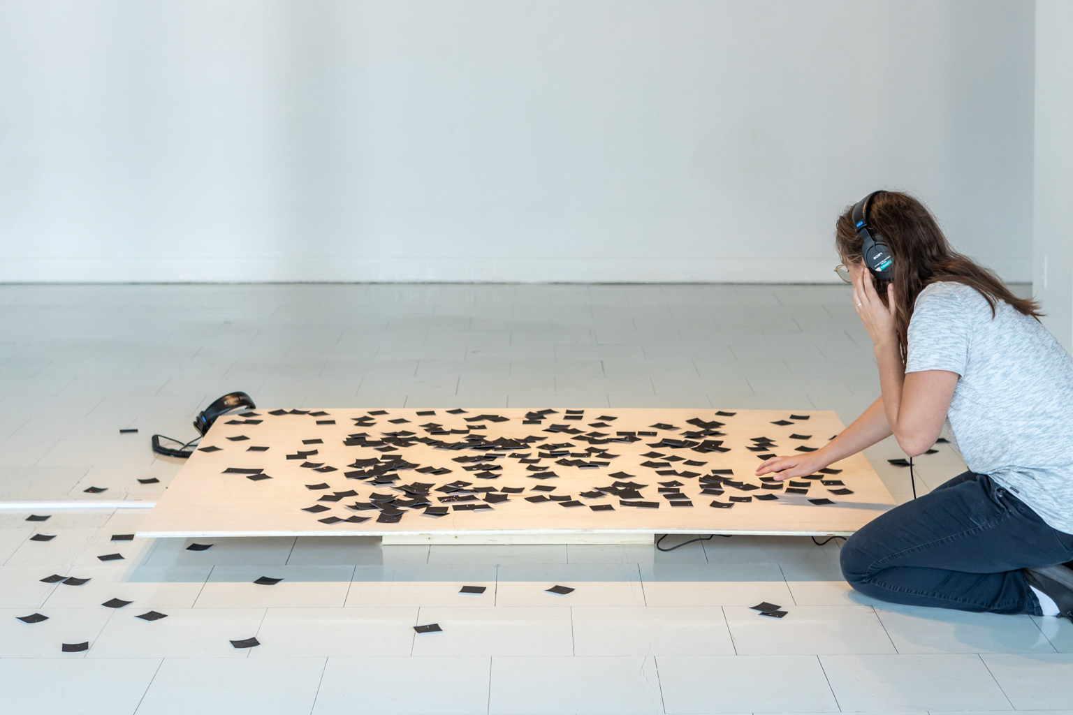 Installation photographique et sonore Données flottantes, Festival L'écoute, 30-31 août 2024 - École d'art de l'université Laval, Québec © Marion Gotti