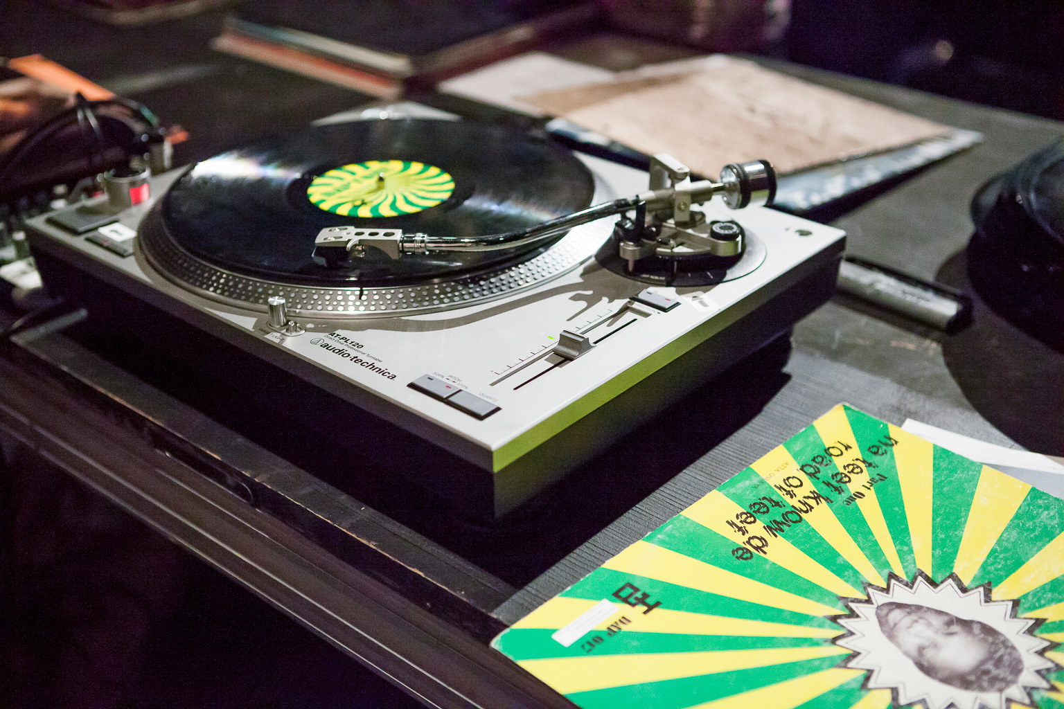 Le DJ qui donnait trop d'informations, Collectif PME-ART, Mois Multi © Marion Gotti