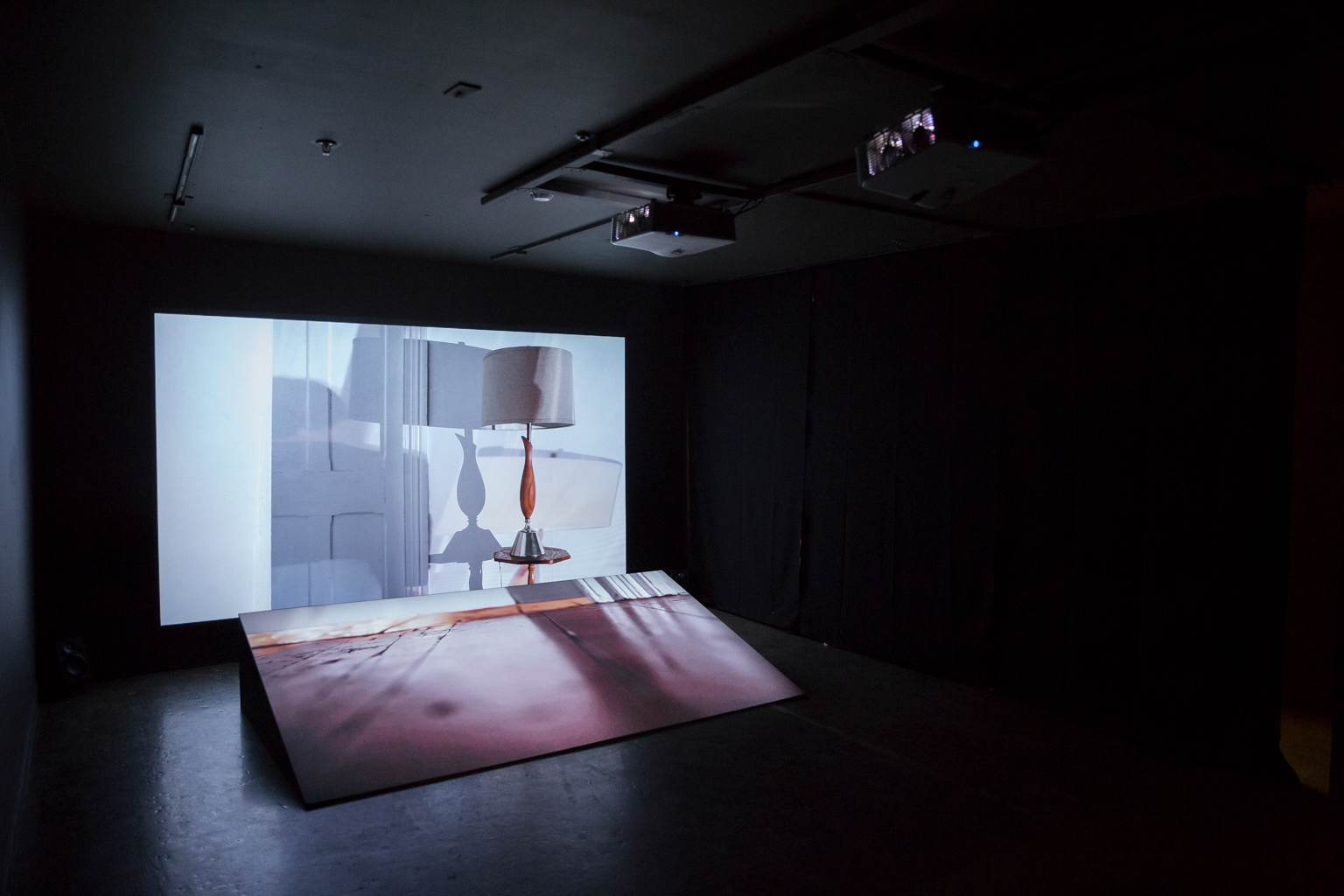 Vue de l'exposition « Projeté », La Bande Vidéo © Marion Gotti
