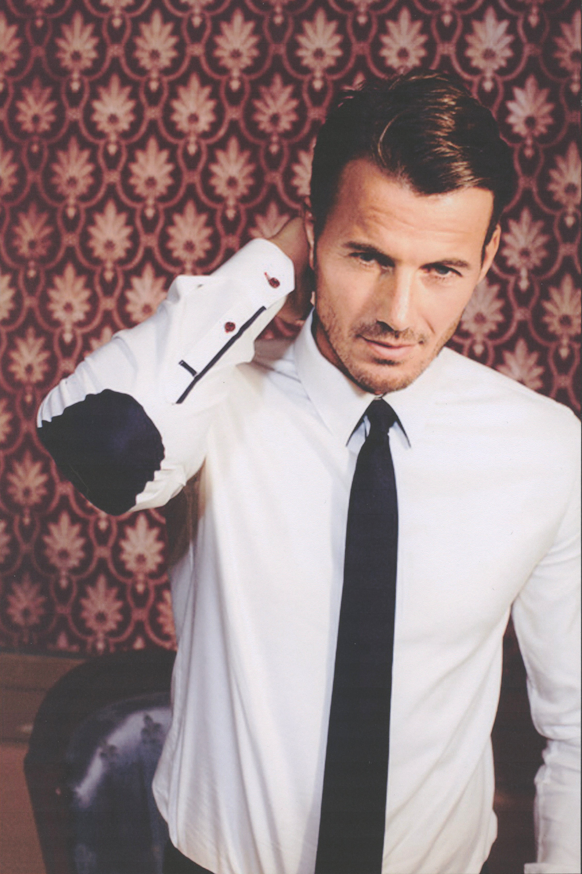 Contrasts in both details and buttons on a classic white shirt