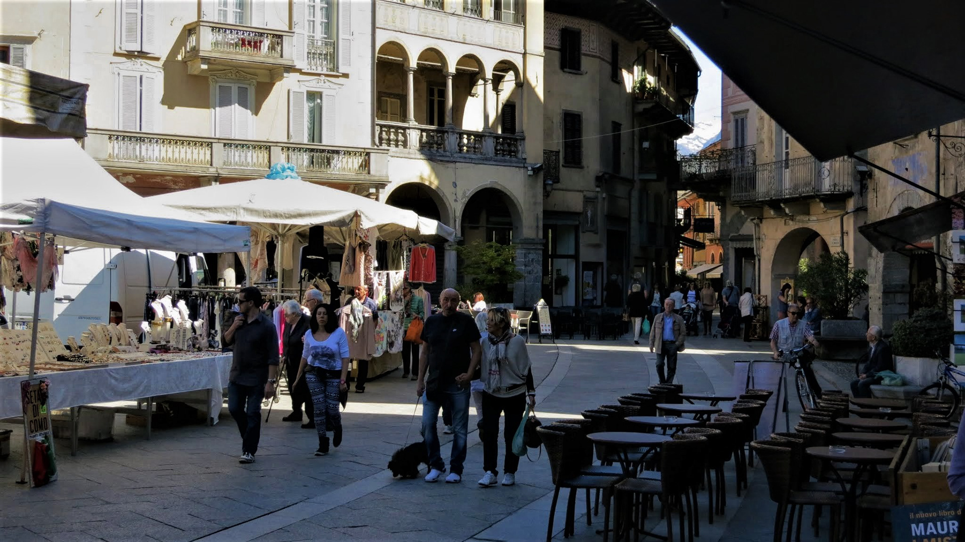Shady Stroll in the Piazza del Mercado