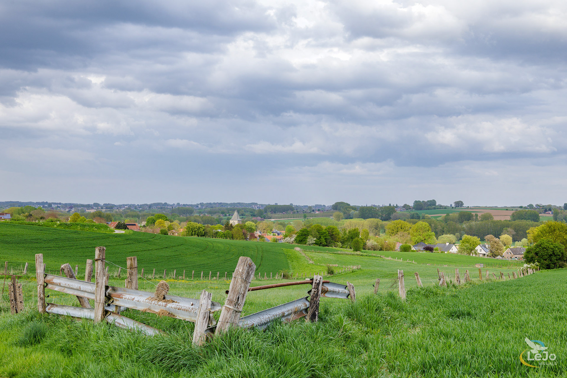Zicht op kerkje van Rozebeke - Zwalm