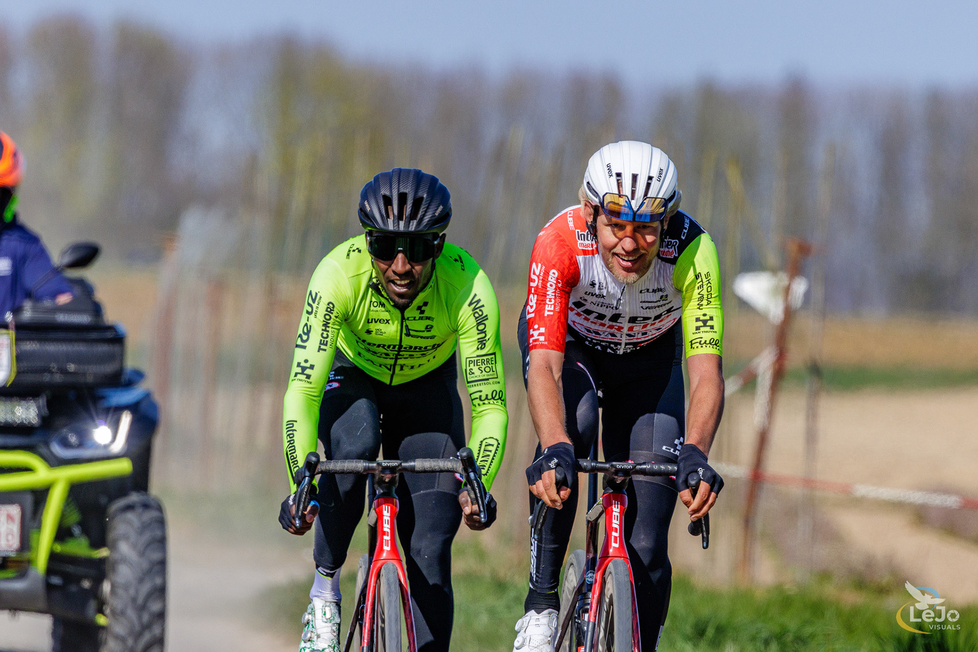 Bini Girmay en Taco Van der Hoorn - verkenning Parijs-Roubaix 2025 - Carrefour de l'Arbre
