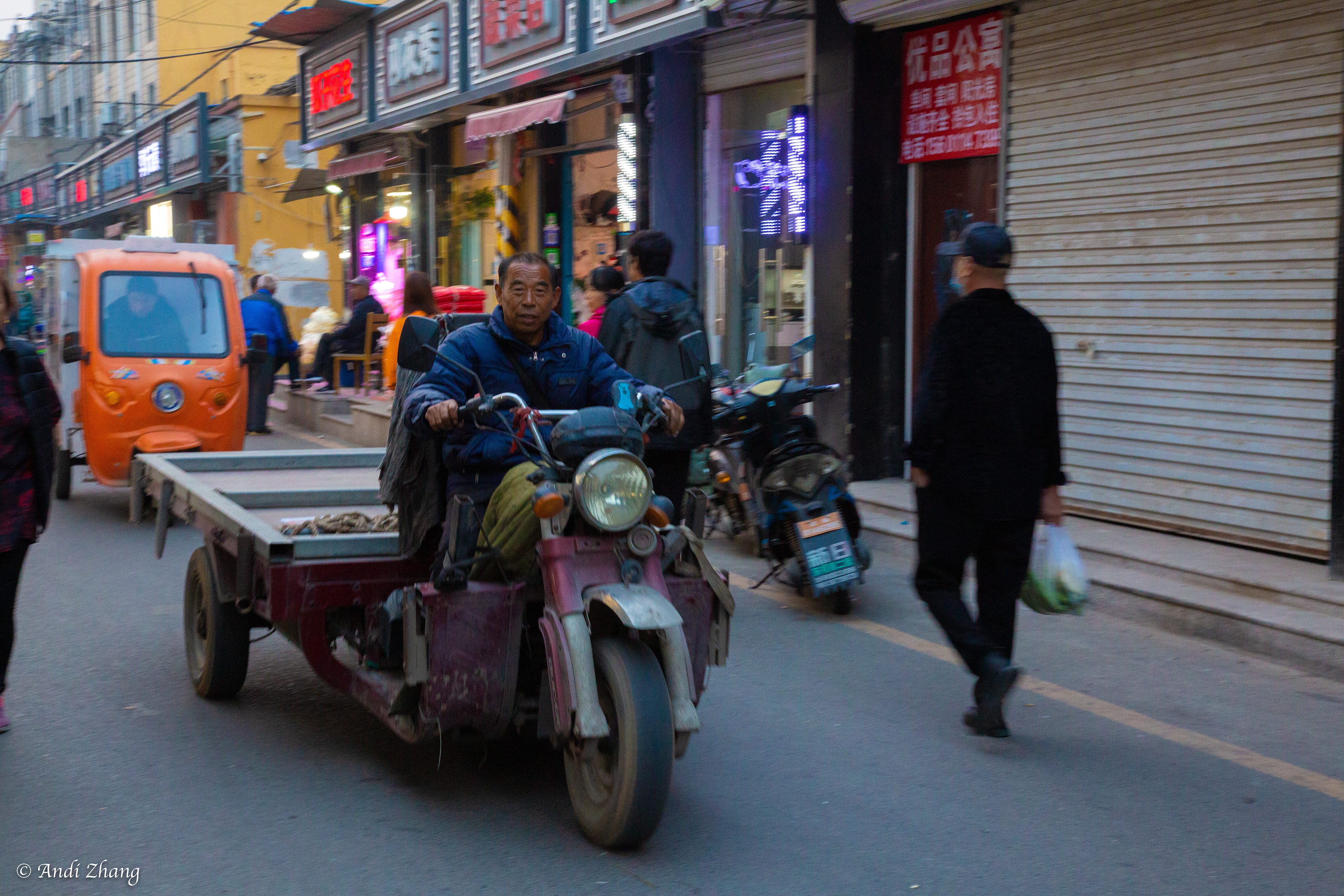 A man on the tractor, downtown Picun. September 14, 2020.