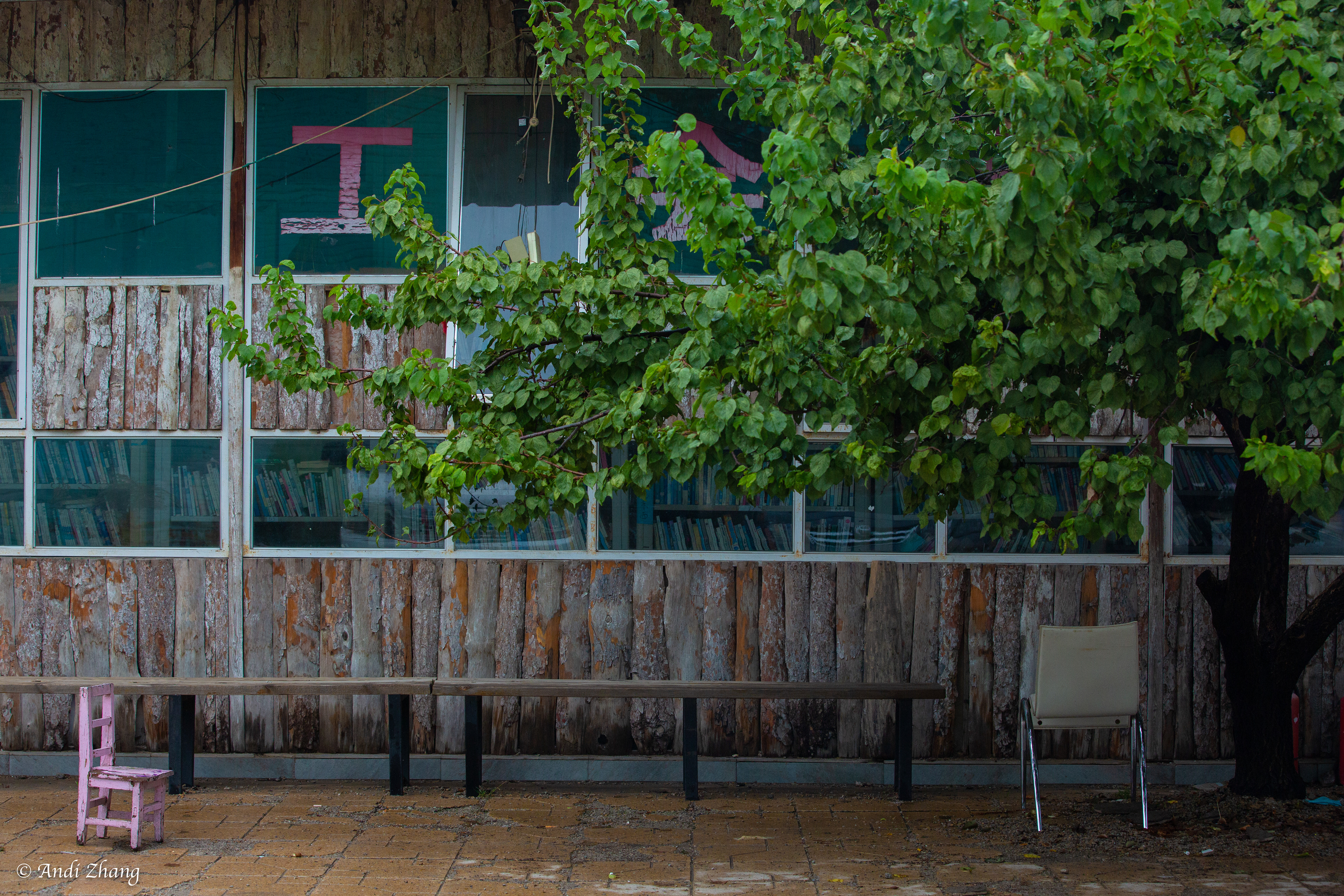 The yard of the Home of Migrant Workers. The characters put up on the window means “labor union”. September 26, 2020.