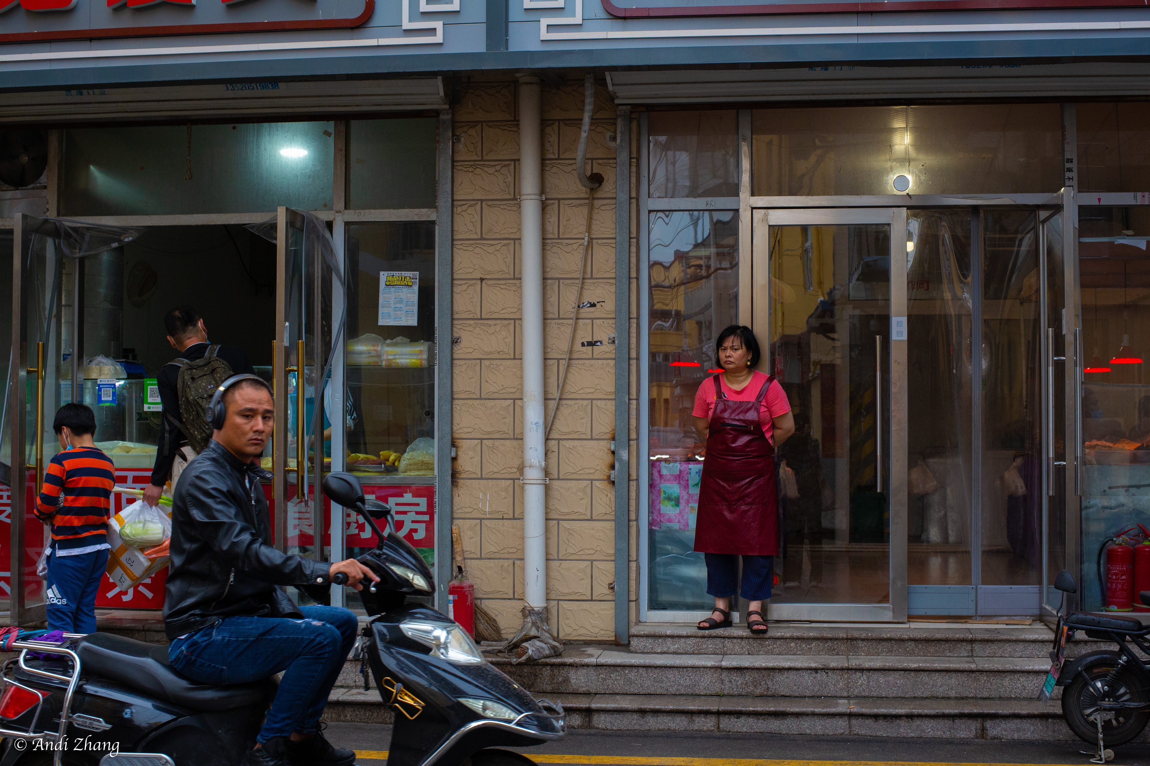 A woman from the meat shop and a man passing by, downtown Picun. September 14, 2020.