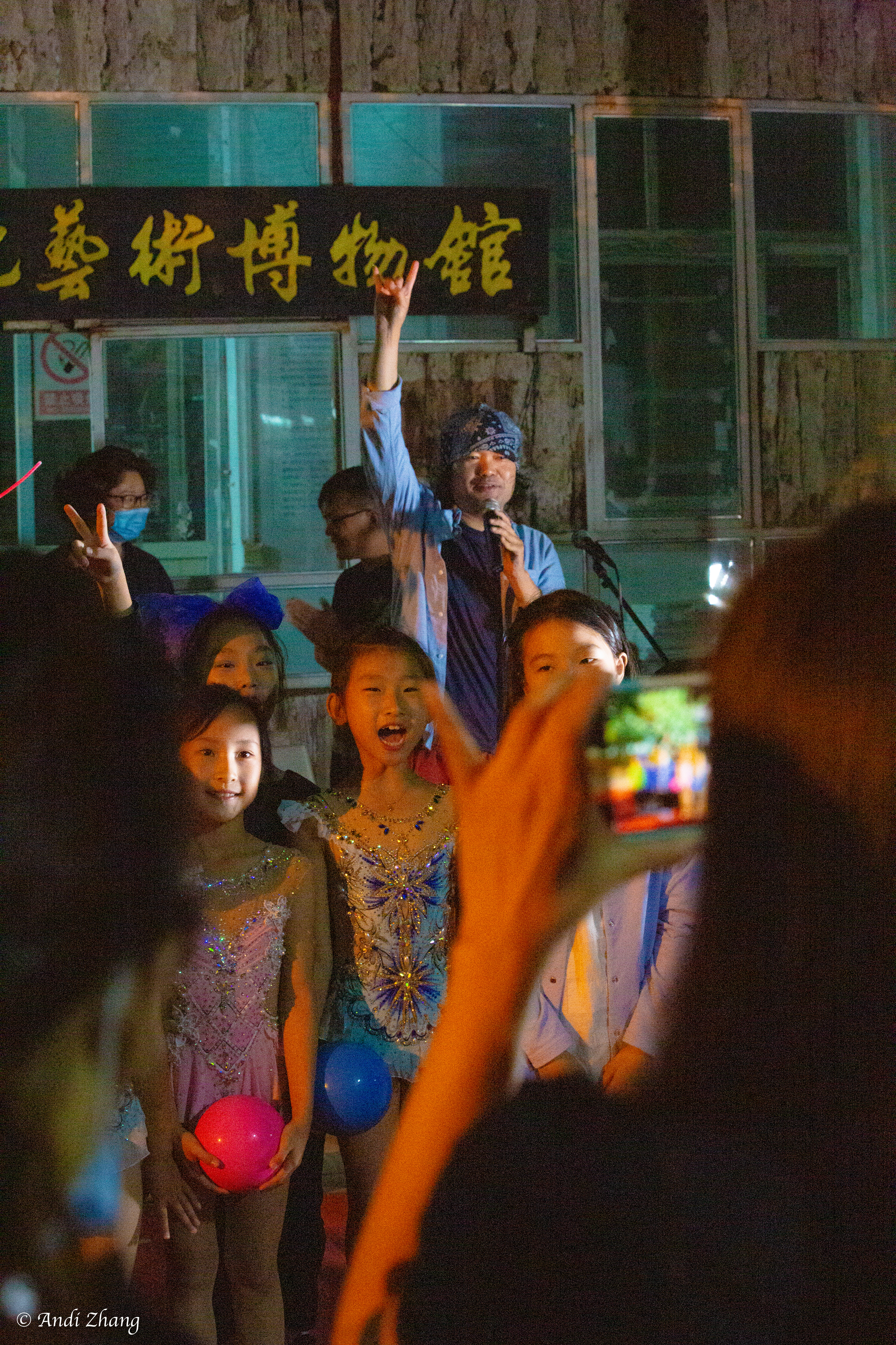 The party is over. Duo Xu is taking photos with the performing children. September 26, 2020.