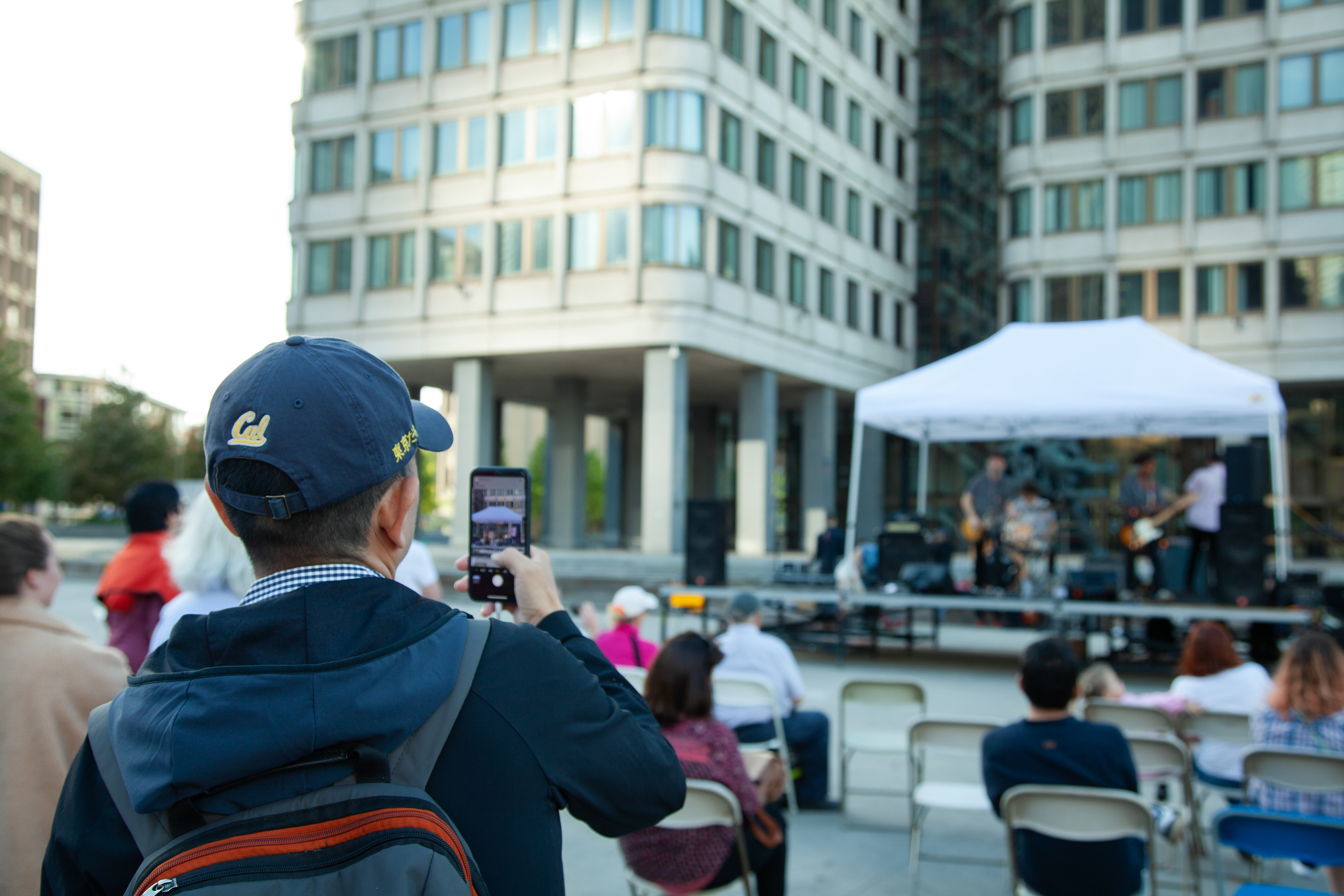 A passenger stood by the stage and took photos for "Why Try?" by his phone.