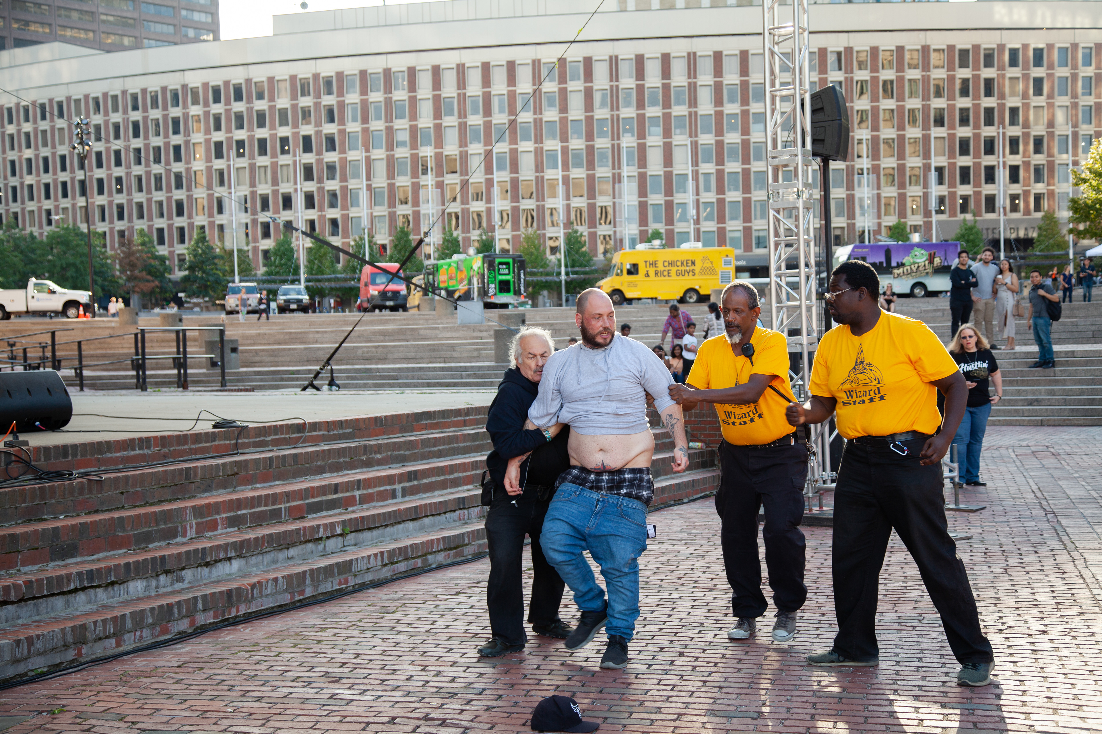 A drunken man broke the harmonious atmosphere of the performance. And three guards had a hard time overpowering him.
