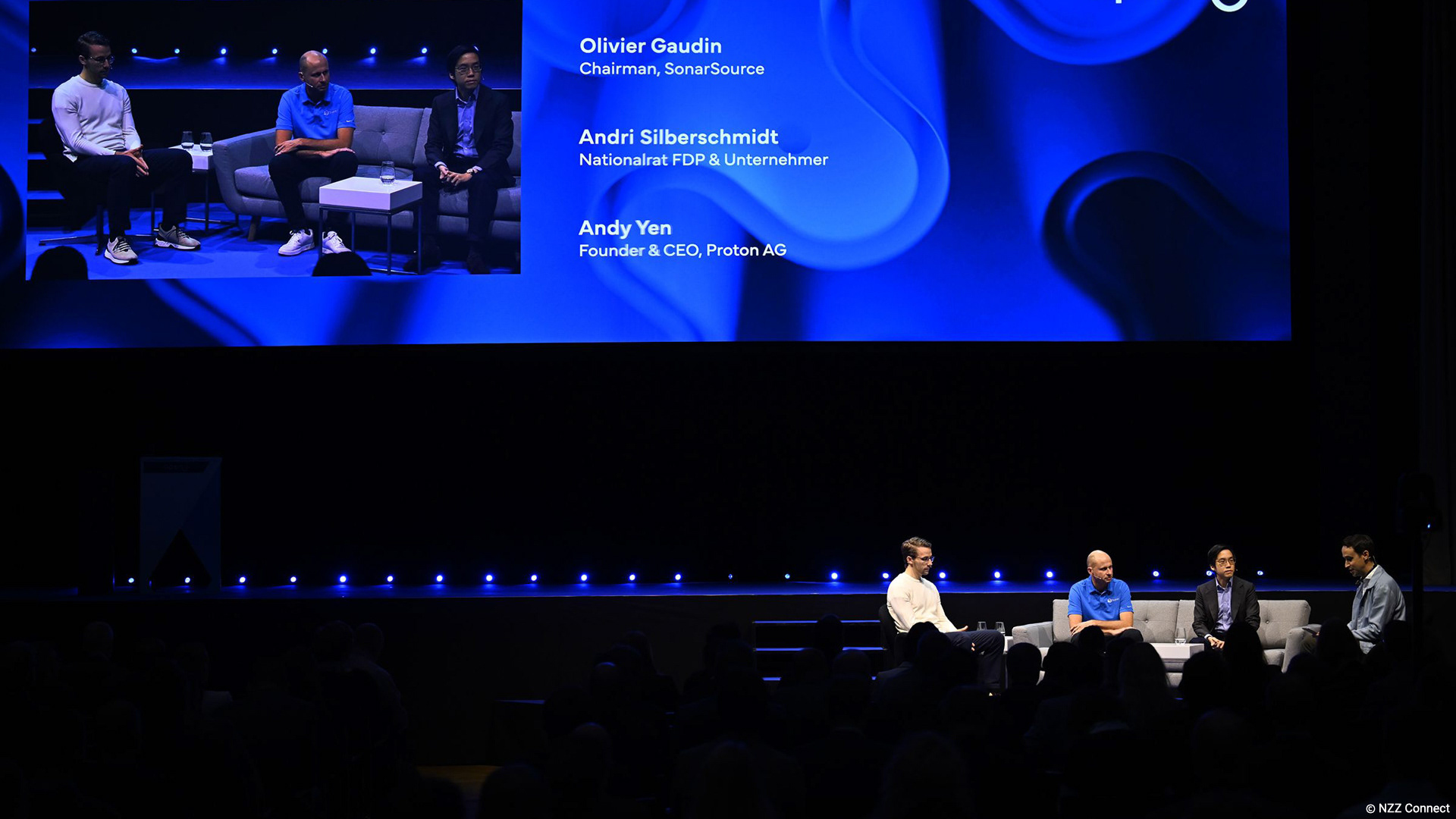 Foto von dere Blue Stage während eines Panels