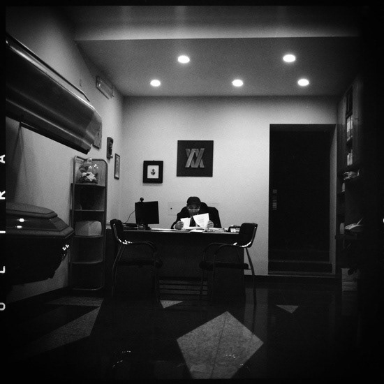 Voilà plus de 35 ans que Samuele travaille dans les pompes funèbres. Les affaires sont bonnes mais pas autant que dans les années 80, lorsque les puissantes familles palermitaines se faisaient la guerre. Au fil des années, par un long travail relationnel, Samuele est devenu le croque-morts attitré des mafiosi locaux. Pour leur famille, mais aussi pour leurs ennemis. Deux corps dans le même cercueil, pratique pour faire disparaître un cadavre !