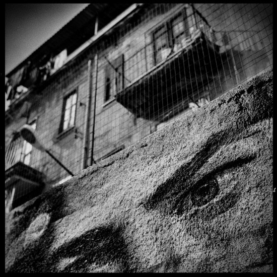 Dans certaines villes les murs ont des oreilles. A Palerme ils ont des yeux. Avenants, scrutateurs, méfiants... Accusateurs parfois, lorsque ce sont ceux de courageuses ou malchanceuses victimes de mafiosi.