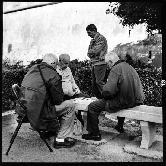 La Scopa est un jeu de cartes italien, joué très souvent en Sicile par les retraités dans les parcs et jardins. Pour Battista, Fabio et Ilario, les 3 chefs de familles les plus influentes de Palerme, c'est un peu plus qu'un simple jeu. C'est une façon de se retrouver incognito, anciens parmi d'autres anciens, et de parler affaires. Qui s'occupera de recadrer le jeune et fougueux Flavio ? Certains commerçants du quartier Kalsa renâclent à payer le pizzo ? Quelques allumettes devraient les ramener à la raison. Et la petite enveloppe pour le mariage du fils du chef de la police, à combien se montera-t-elle ?