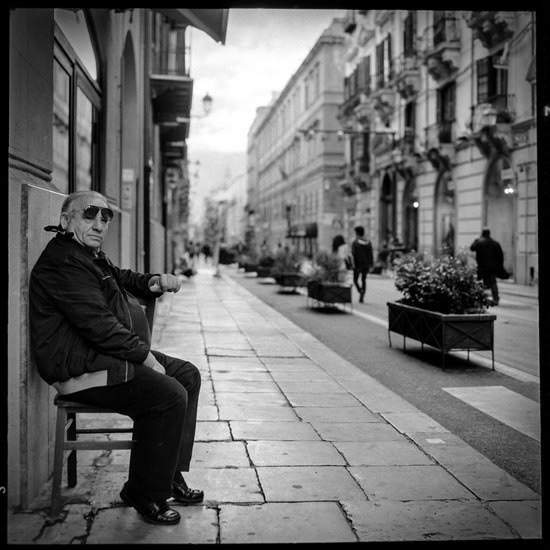 Au même titre que des chaussures bien cirées et et un pantalon repassé parfaitement, les lunettes noires sont indispensables dans la garde-robe d'un bon mafioso. Rodrigo n'a jamais failli à ces principes de bonne tenue. Quel drame pour lui lorsque le docteur lui a annoncé ses problèmes de vue !