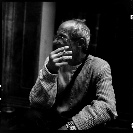 3 balles dans le corps, 36 ans dans les prisons italiennes et 5 coups de couteau, la vie de Paolo n'a pas été simple. Peut-on s'attendre à autre chose lorsqu'on lie son destin à la pieuvre ? La mort vient souvent de la main d'un truand ou d'un policier. Et pourtant, pour lui, la faucheuse prendra un autre visage : la fumée lui brûle ses poumons usés, sa gorge le gratte et il crache noir. Foutu pour foutu, Paolo n'a jamais fui la confrontation, alors pourquoi changer maintenant ?