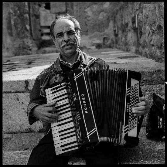 Lucciano joue tout au long de la journée. Il joue pour oublier son passé, mais aussi pour se faire oublier. Luciano a trahi un jour, il a rompu l'omerta, il a parlé. Pas grand chose, quelques mots sortis de sa bouche comme des notes s’échappant de son accordéon mais ça a suffit pour en faire un paria, que sa tête soit mise à prix. Alors il s'est retiré dans une petite ville où il est personne. Il vit de son instrument en espérant à chaque instant que personne ne reconnaisse le pentito, le repenti, qu'il demeurera jusqu’à sa mort.
