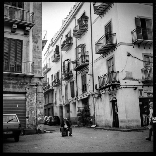 A l'école déjà, Marco s'asseyait dans un coin et surveillait les professeurs pendant que ses complices rackettaient les plus petits. Son ambition a peu évolué au fil des années. Des cours d'école à celle de la ville, il s'est tenu toute sa vie au poste de surveillance. Un poste simple au premier abord mais qui demande une attention de tous les instants. Marko connait toutes les ficelles des policiers en planque et encore plus celles des concurrents de la famille pour laquelle il travaille. On ne l'a fait pas à Marko, il a de l'expérience...