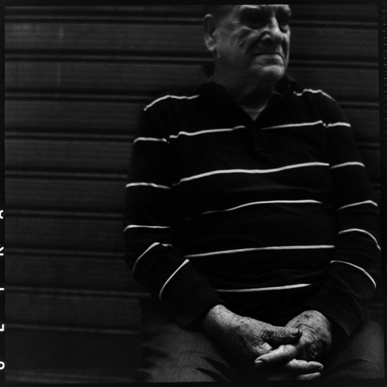 Carlo a 72 ans. Il n'a jamais accepté de se compromettre avec la mafia, ce qui n'est pas le cas de beaucoup de ses amis d'enfance. Sa liberté fait sa fierté mais cette liberté s'est payée au prix fort. Marco ne s'est jamais marié et n'a pas d'enfant. Aucune femme n'aurait pu penser qu'il vivrait aussi longtemps.