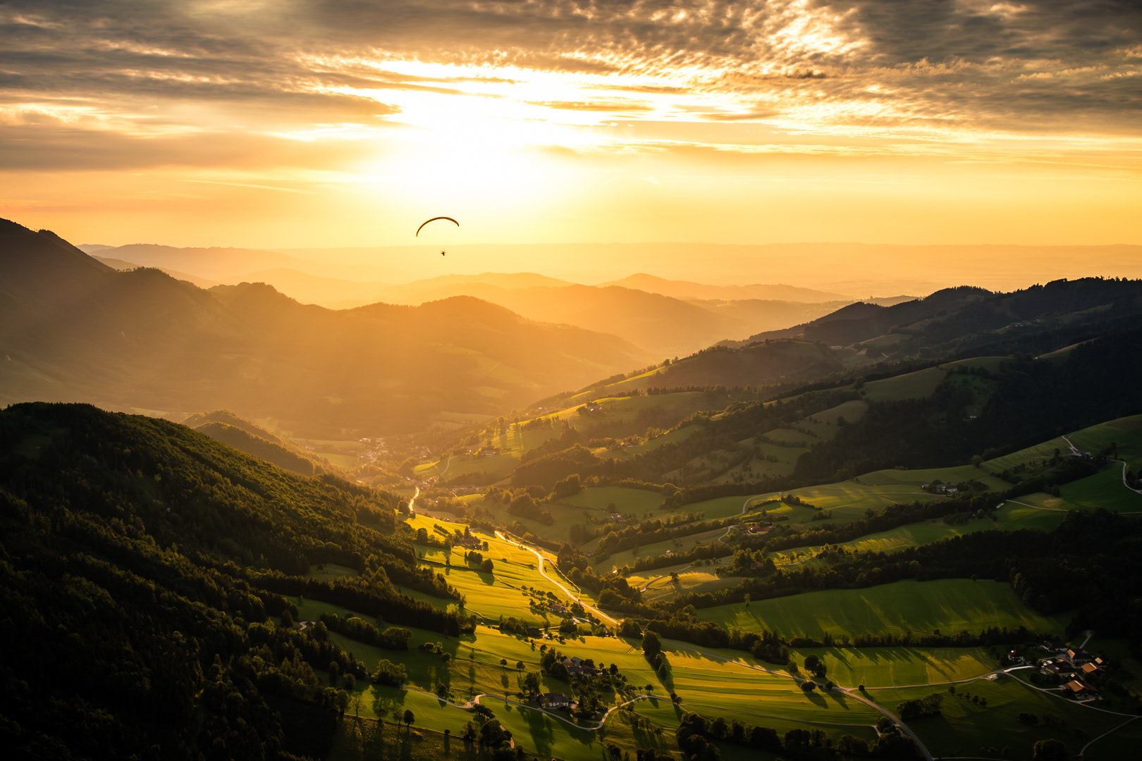 Fotograf Sebastian Pillinger beim Gleitschirmfliegen im Sonnenuntergang über dem Alpenvorland – Inspiration und Naturfotografie in Oberösterreich und der Steiermark