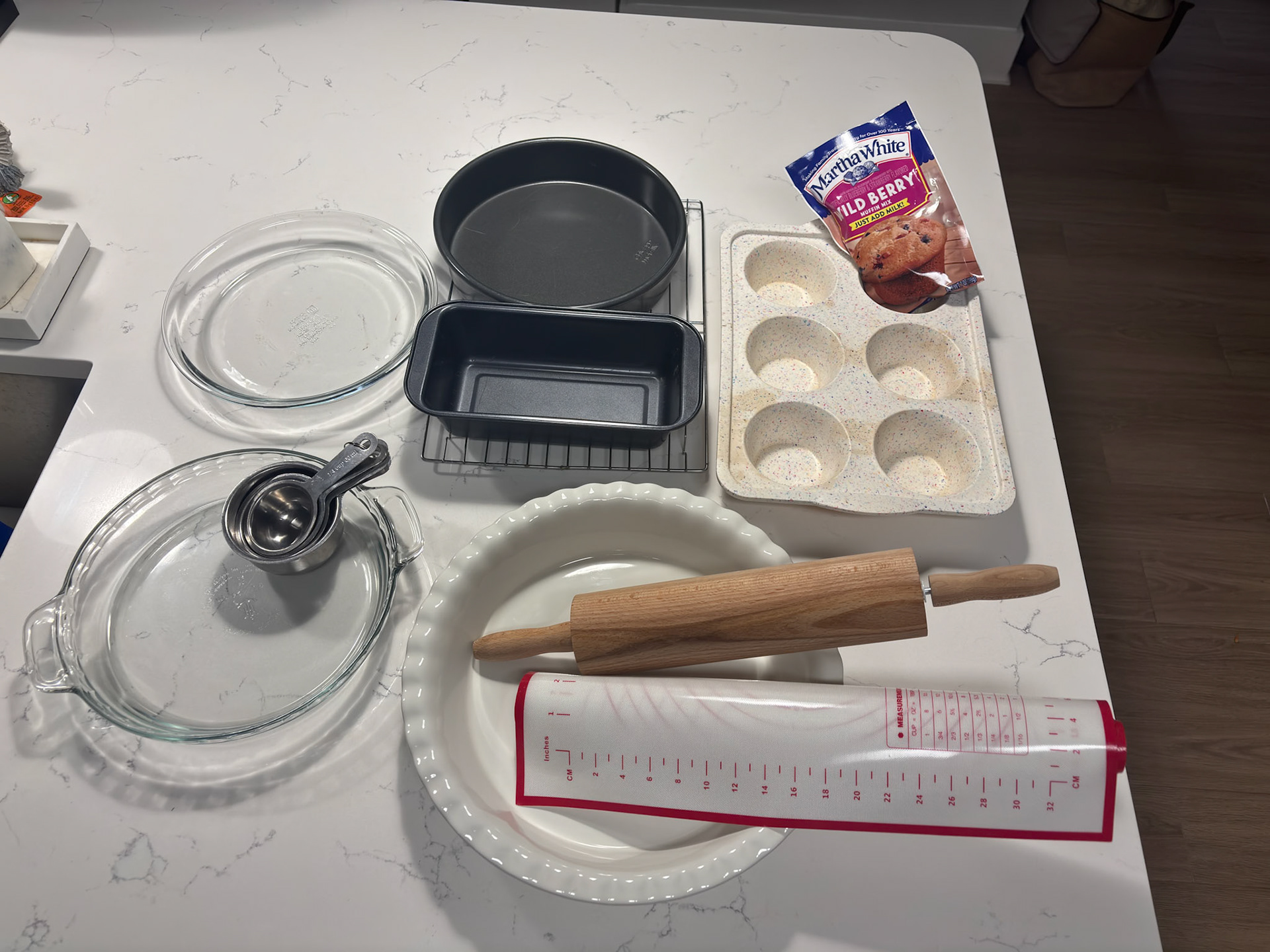 All you need to make delicious pies & cakes. Excellent condition.