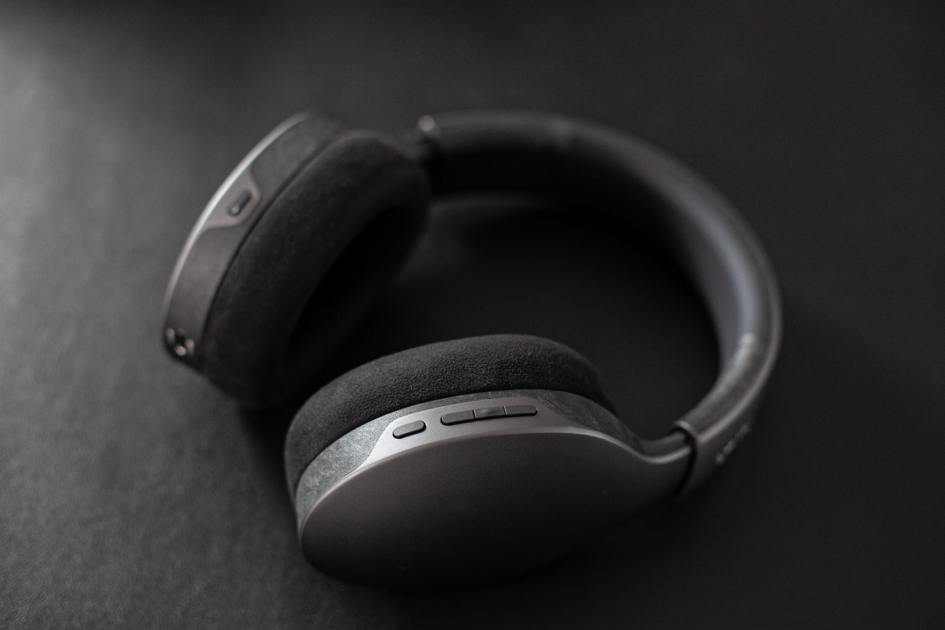 The chassis is made with a specialized blend of infused carbon fiber nylon which provides excellent strength and visual characteristics.