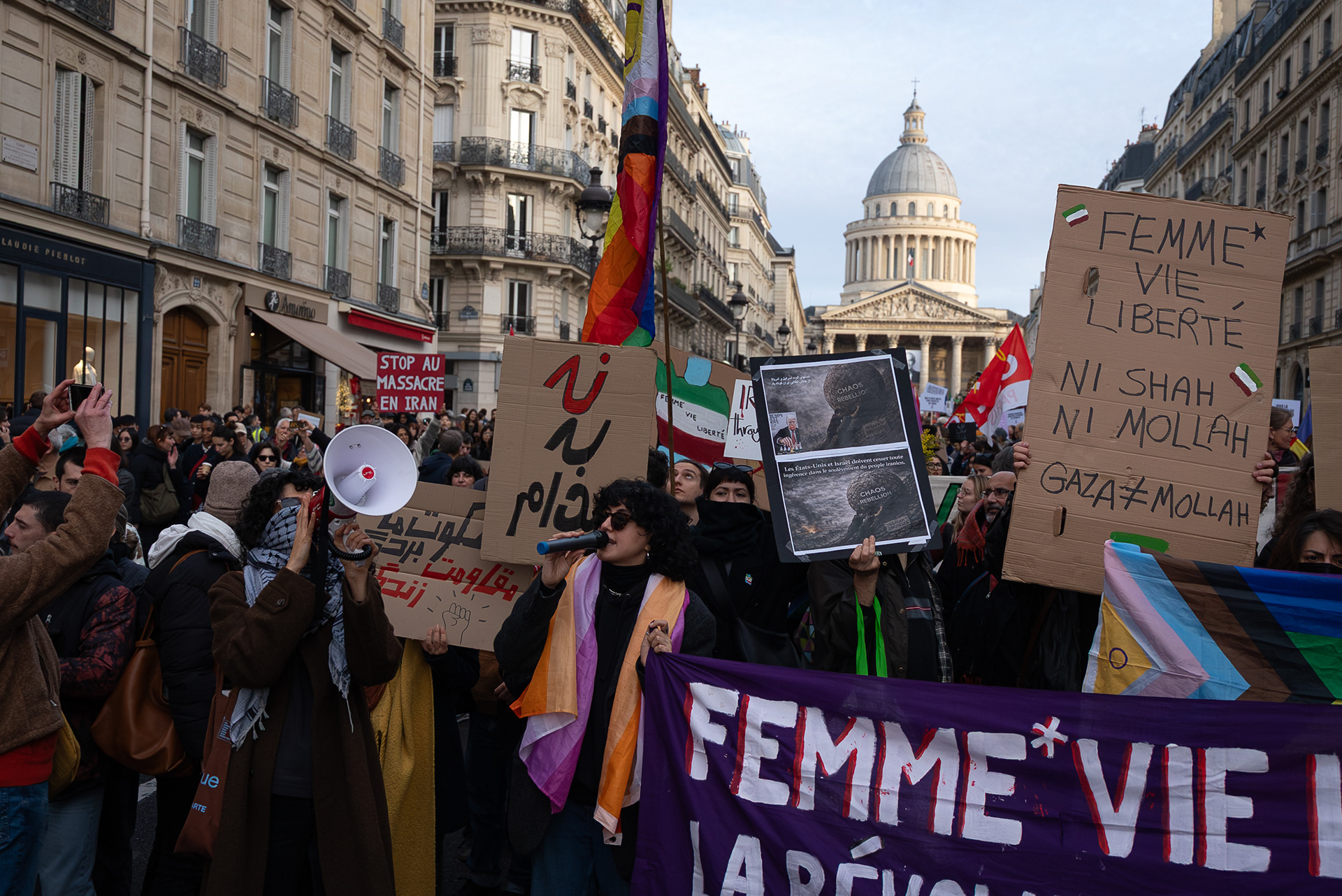 Manifestation à Paris en soutien aux Iraniens visés par une répression qui a fait des milliers de morts. @ElodieRadenac
