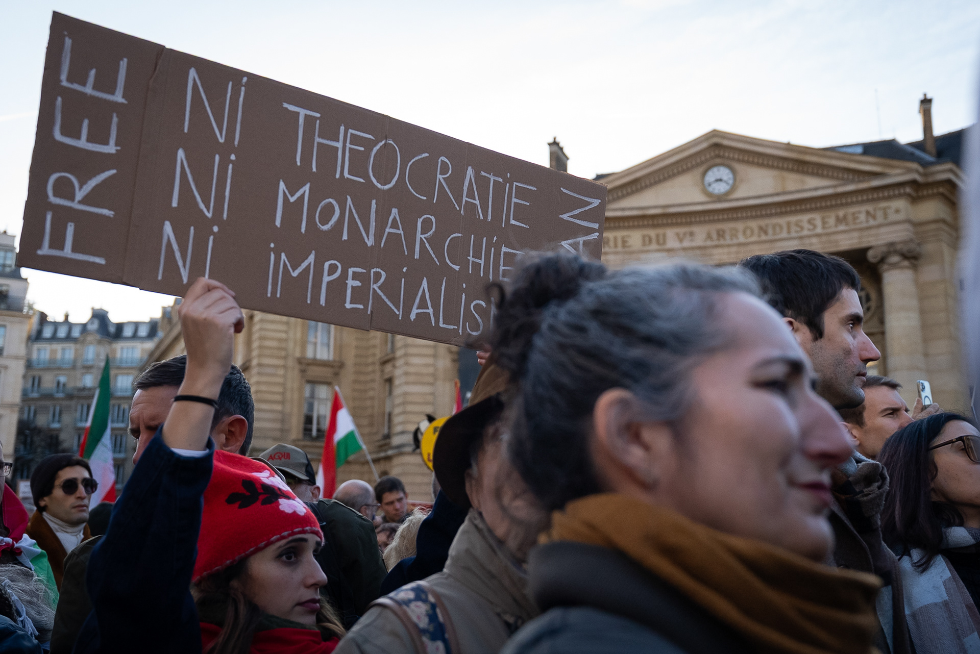 @Manifestation à Paris en soutien aux Iraniens visés par une répression qui a fait des milliers de morts. @ElodieRadenac