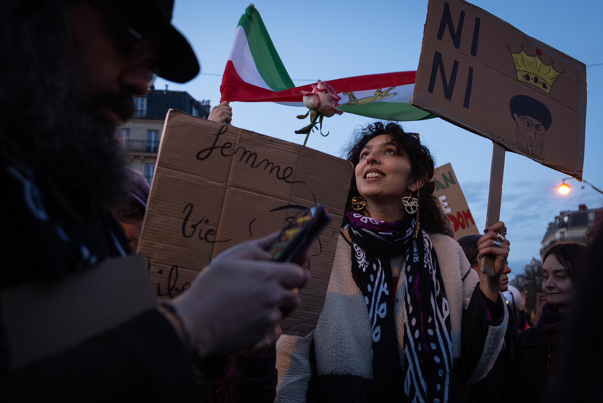 Aryena n'a plus de nouvelles de sa cousine depuis une semaine. Malgré l'attente du réseau et l'angoisse, elle se réjouit de la mobilisation à Paris : "Ça fait du bien de se sentir soutenus." @ElodieRadenac
