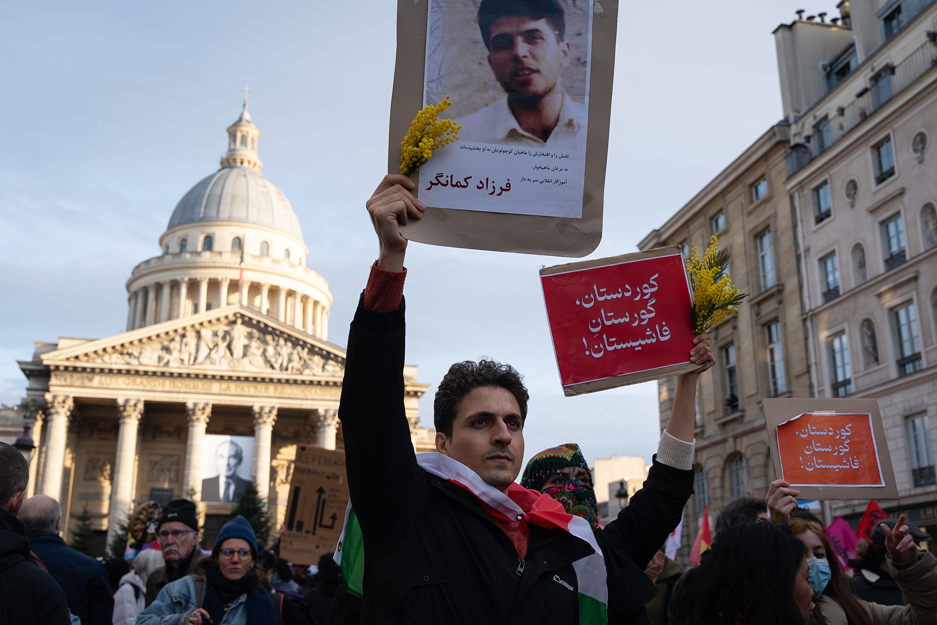 Manifestation à Paris en soutien aux Iraniens visés par une répression qui a fait des milliers de morts. @ElodieRadenac